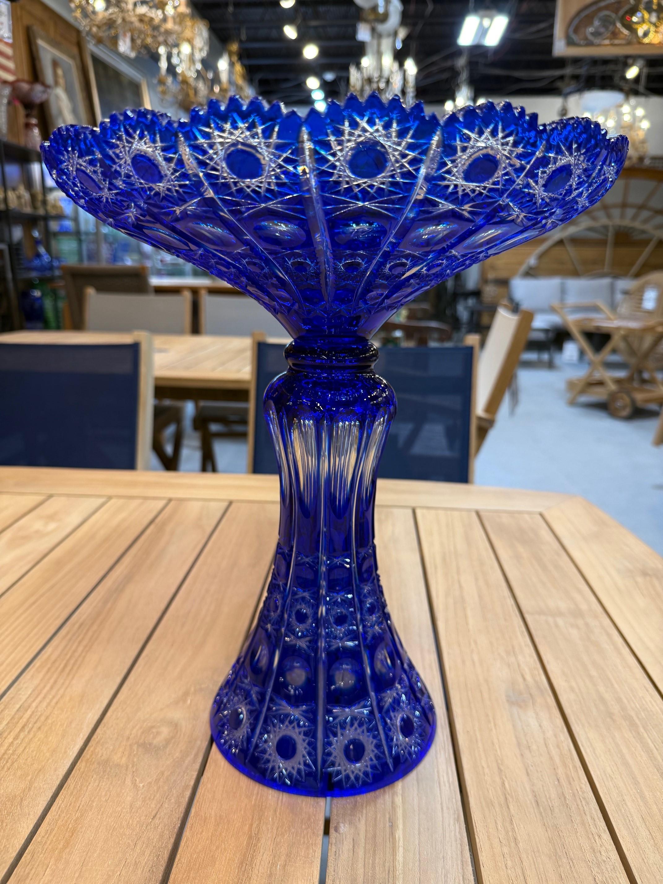 20ième siècle Grand bol à piédestal en cristal de plomb taillé à la main, compote Caesar Crystal Bohemiae Co. en vente