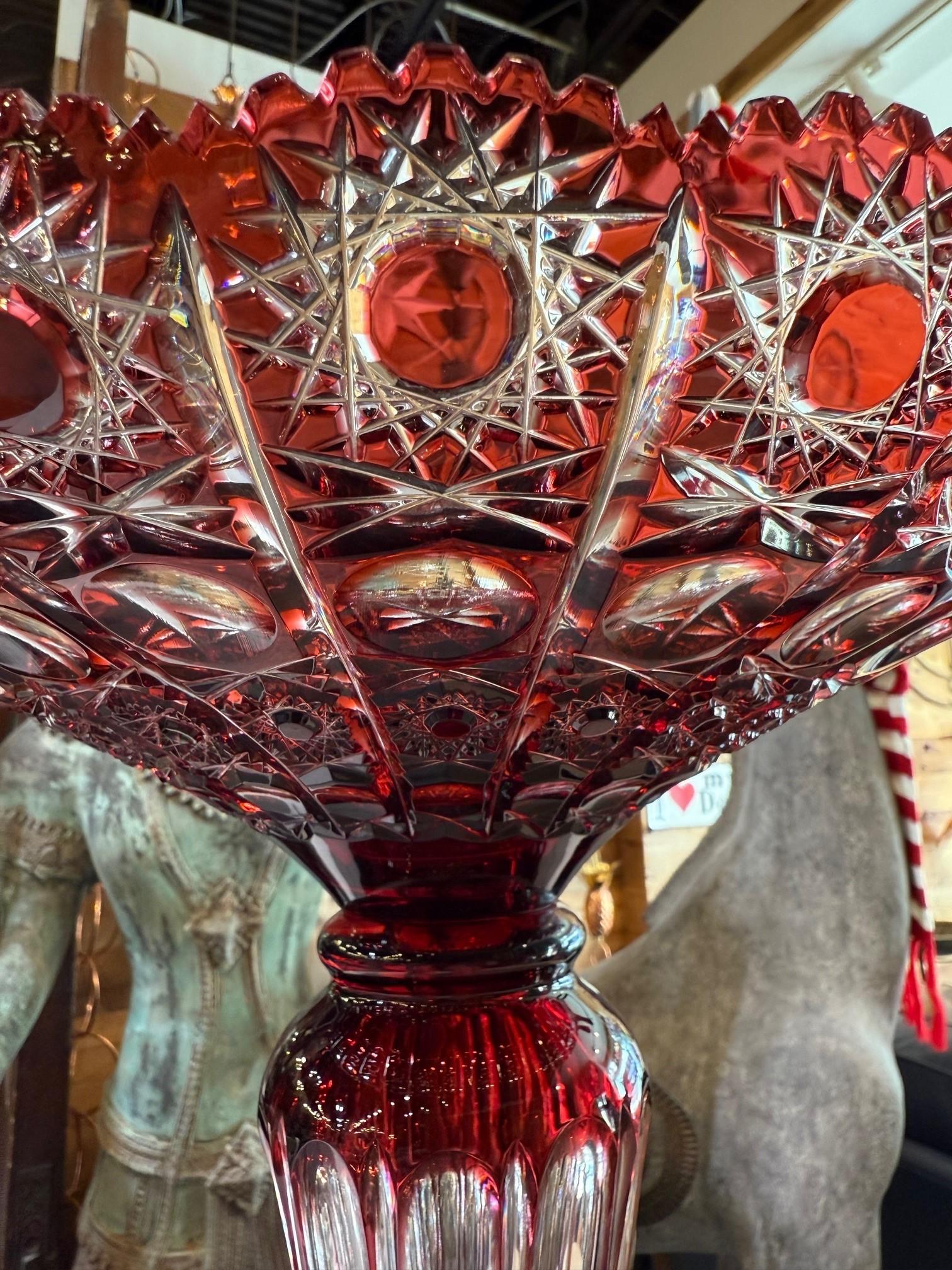 Cristal Compote à grand piédestal en cristal de plomb taillé à la main par Caesar Crystal Bohemiae Co. en vente