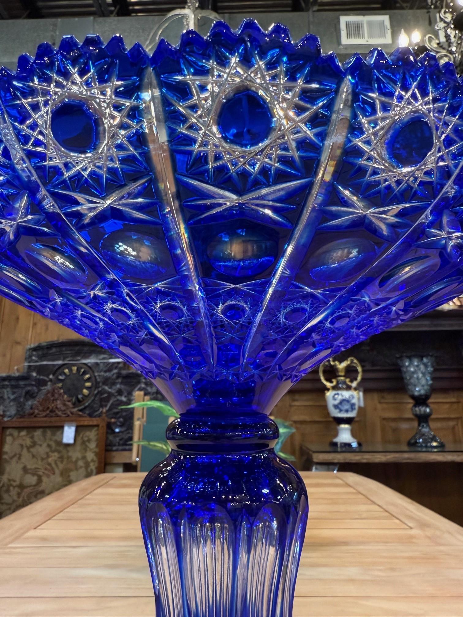 Cristal Grand bol à piédestal en cristal de plomb taillé à la main, compote Caesar Crystal Bohemiae Co. en vente