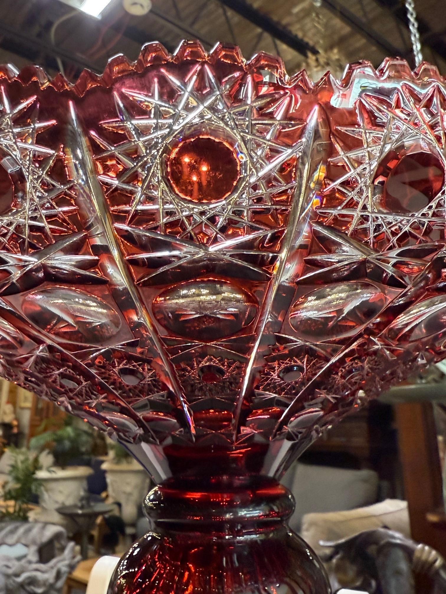 Compote à grand piédestal en cristal de plomb taillé à la main par Caesar Crystal Bohemiae Co. en vente 1