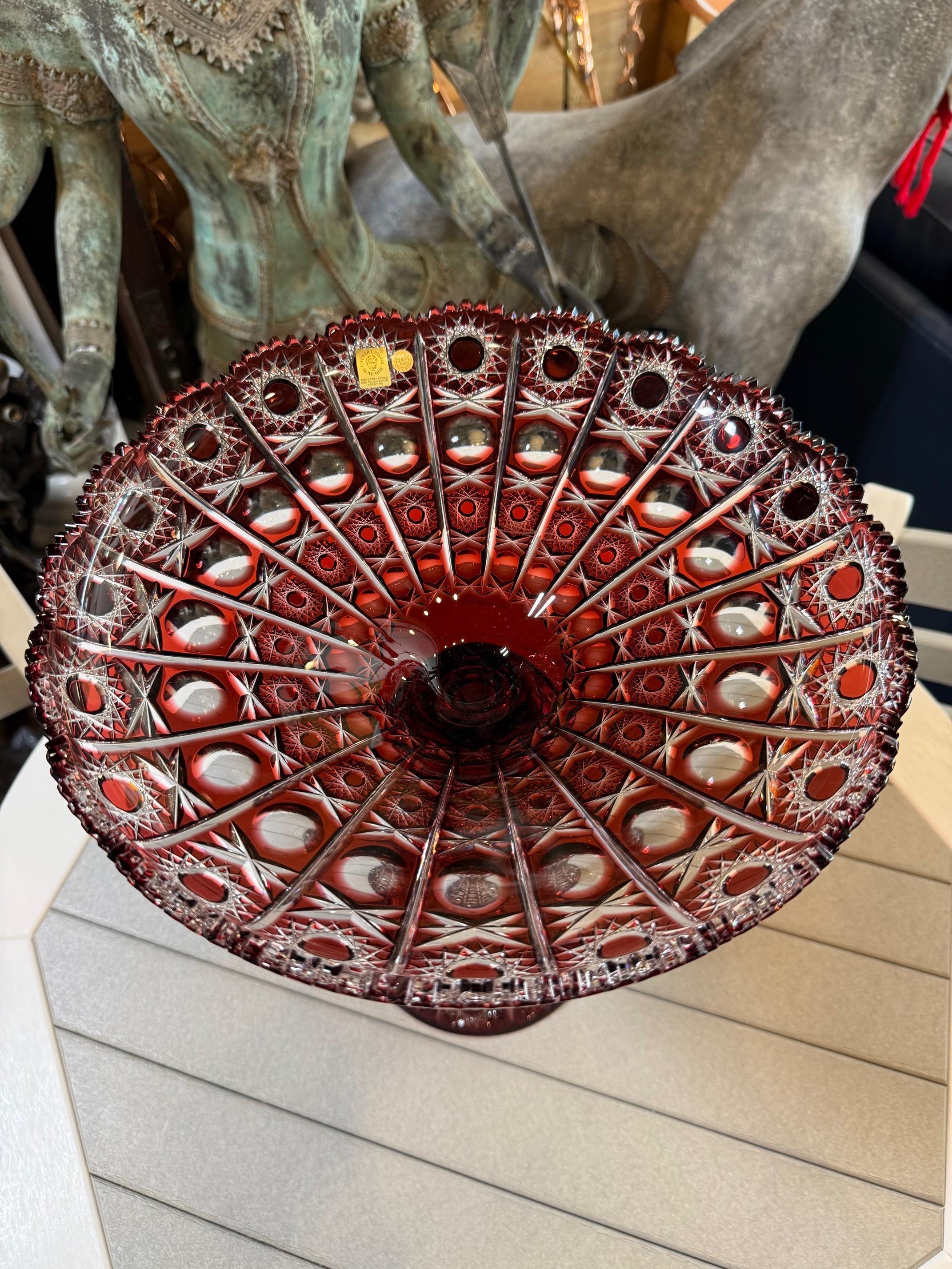 Compote à grand piédestal en cristal de plomb taillé à la main par Caesar Crystal Bohemiae Co. en vente 2