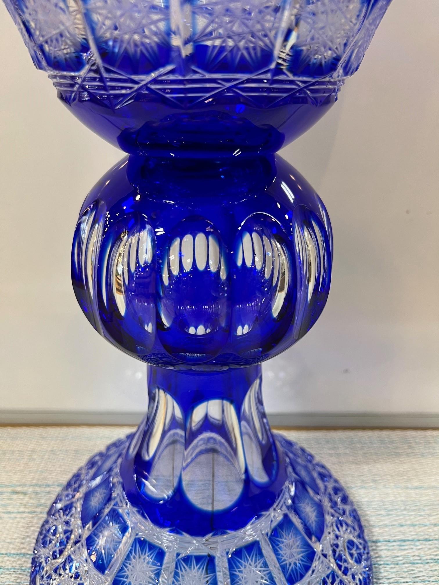 Grand vase à piédestal en cristal de plomb taillé à la main, compote Caesar Crystal Bohemiae Co. en vente 6