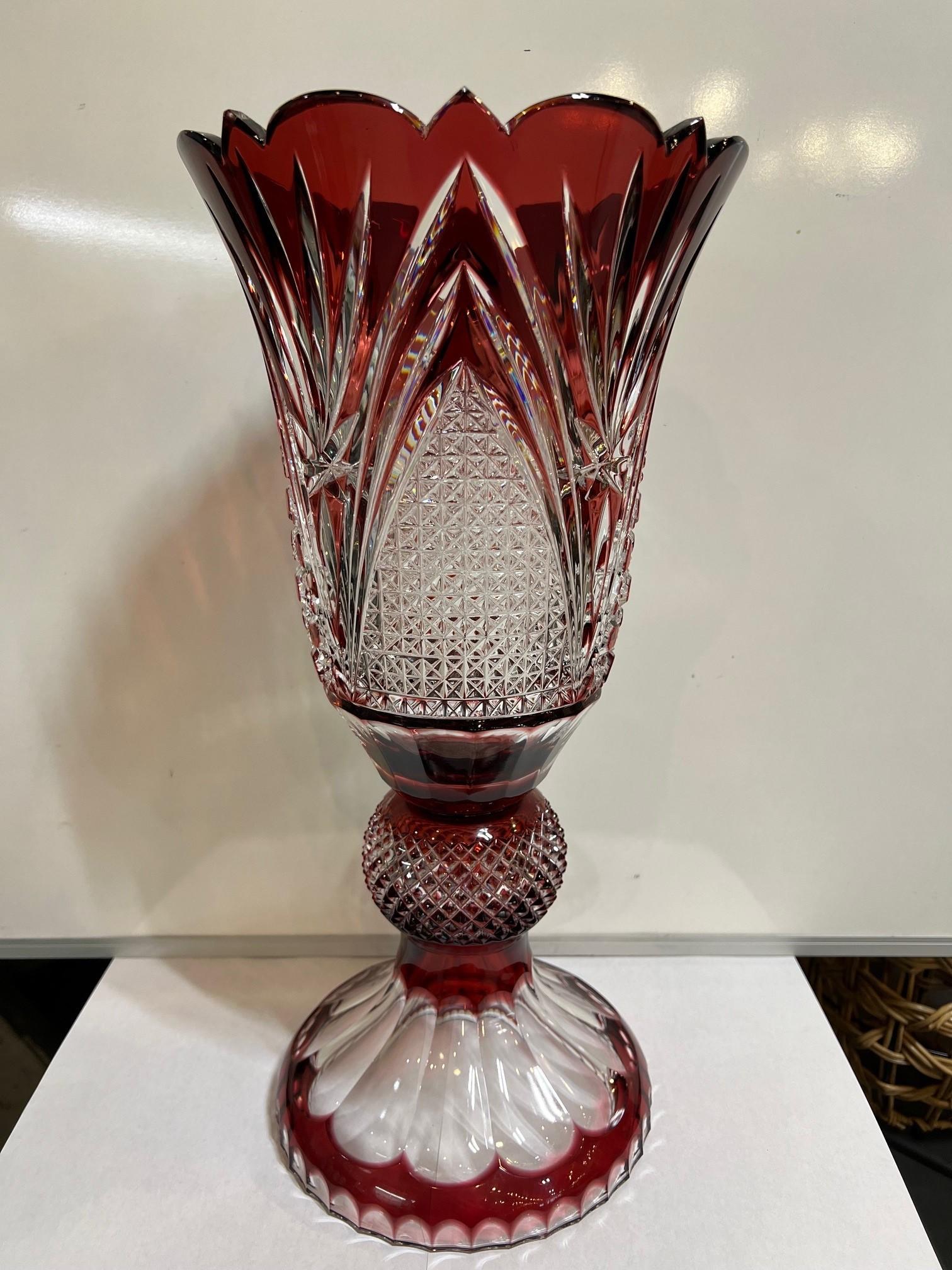 Atemberaubende Vase aus handgeschliffenem Bleikristall mit hohem Sockel, die von den besten tschechischen Glasmachern als Kunstwerk geschaffen wurde. Die Caesar Crystal Company in der Tschechischen Republik vertreibt seit 1861 handgeschliffene