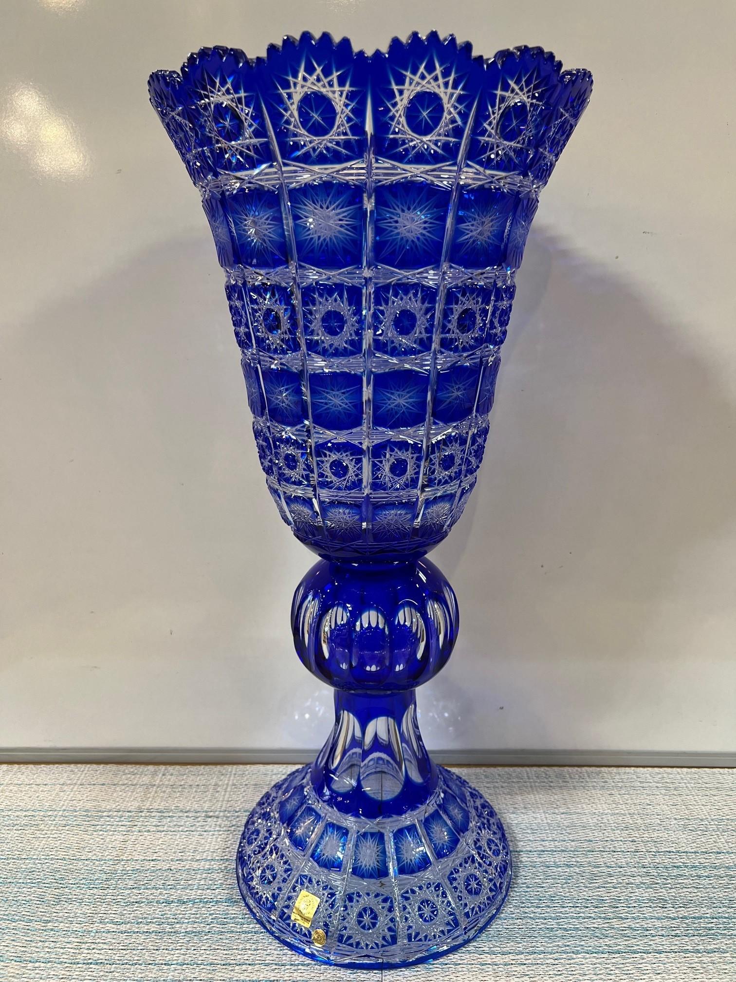 Superbe vase compote à piédestal en cristal au plomb bleu cobalt taillé à la main, créé comme une œuvre d'art par les mains des meilleurs verriers tchèques. La Caesar Crystal Company, en République tchèque, vend des pièces de cristal de plomb