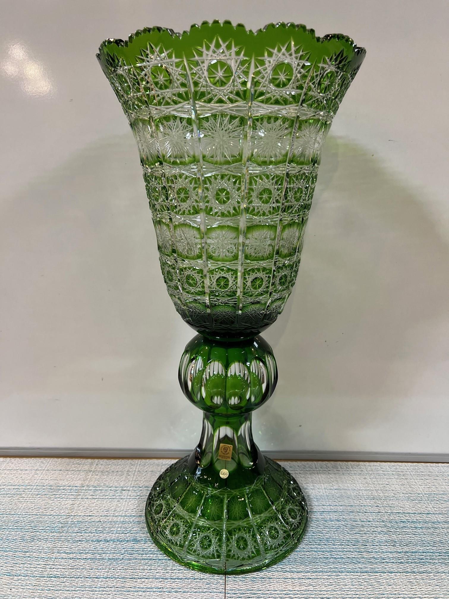 Superbe vase compote à piédestal en cristal de plomb vert taillé à la main, créé comme une œuvre d'art par les mains des meilleurs verriers tchèques. La Caesar Crystal Company, en République tchèque, vend des pièces de cristal de plomb taillées à la