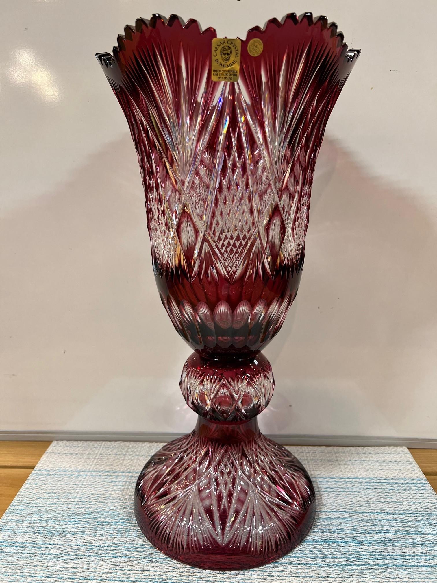 Impresionante compota de pedestal alto de cristal de plomo tallado a mano de color rojo rubí, creada como una obra de arte por las manos de los mejores vidrieros checos. La empresa Caesar Crystal de la República Checa lleva vendiendo piezas de