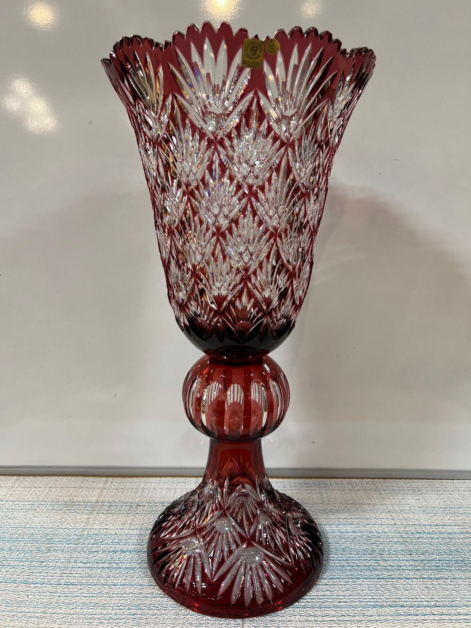 Superbe vase compotier en cristal au plomb rouge rubis taillé à la main, créé comme une œuvre d'art par les mains des meilleurs verriers tchèques. La Caesar Crystal Company, en République tchèque, vend des pièces de cristal de plomb taillées à la