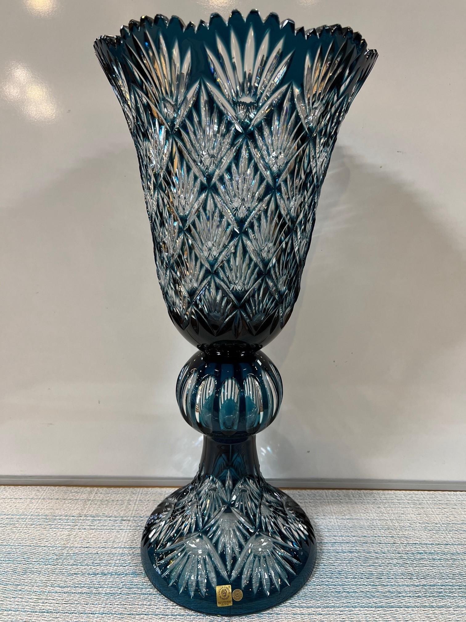 Superbe vase compote à piédestal en cristal de plomb taillé à la main, de couleur sarcelle ou aqua, créé comme une œuvre d'art par les mains des meilleurs verriers tchèques. La Caesar Crystal Company, en République tchèque, vend des pièces de