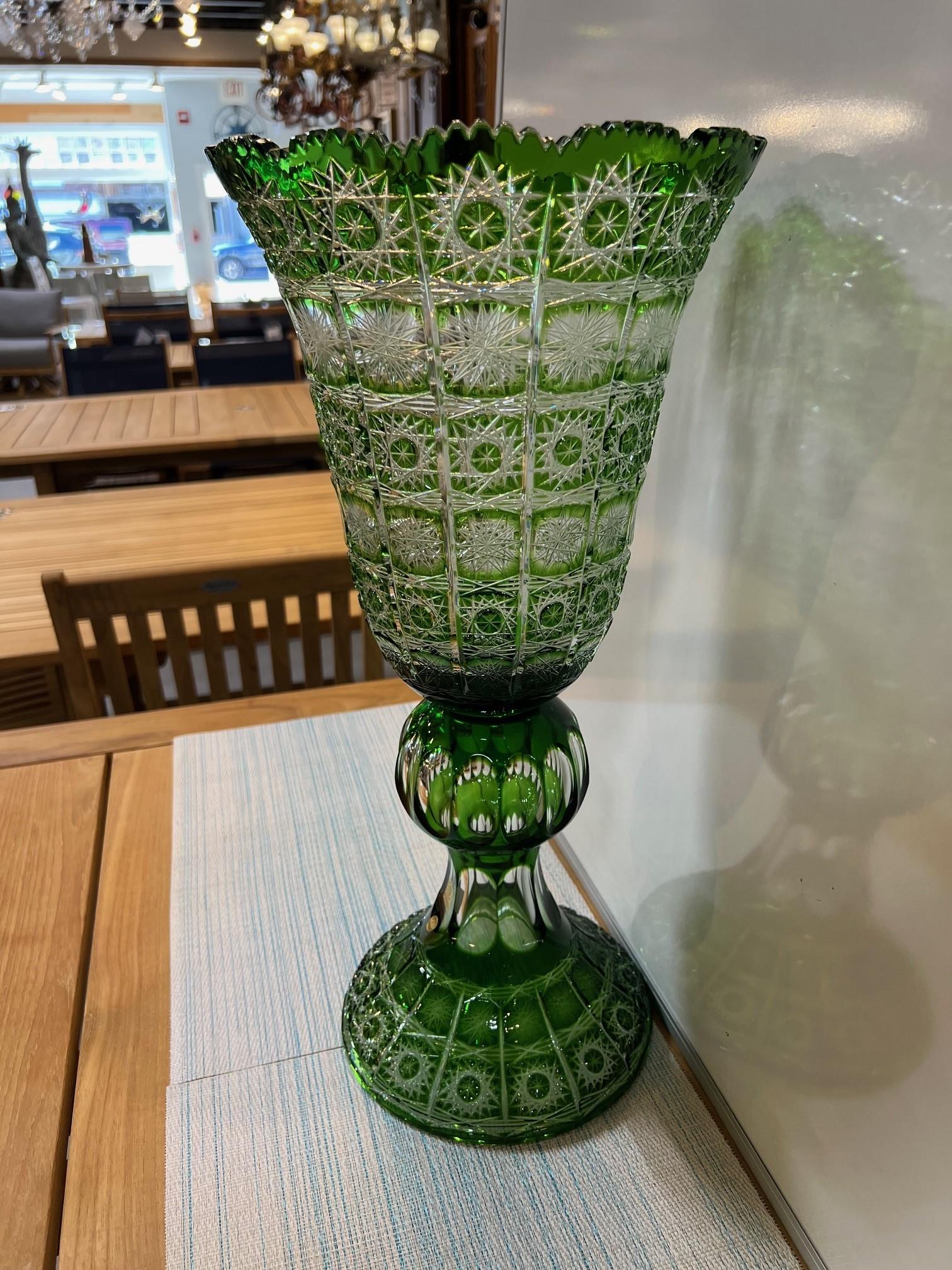 Tchèque Grand vase à piédestal en cristal de plomb taillé à la main, compote Caesar Crystal Bohemiae Co. en vente