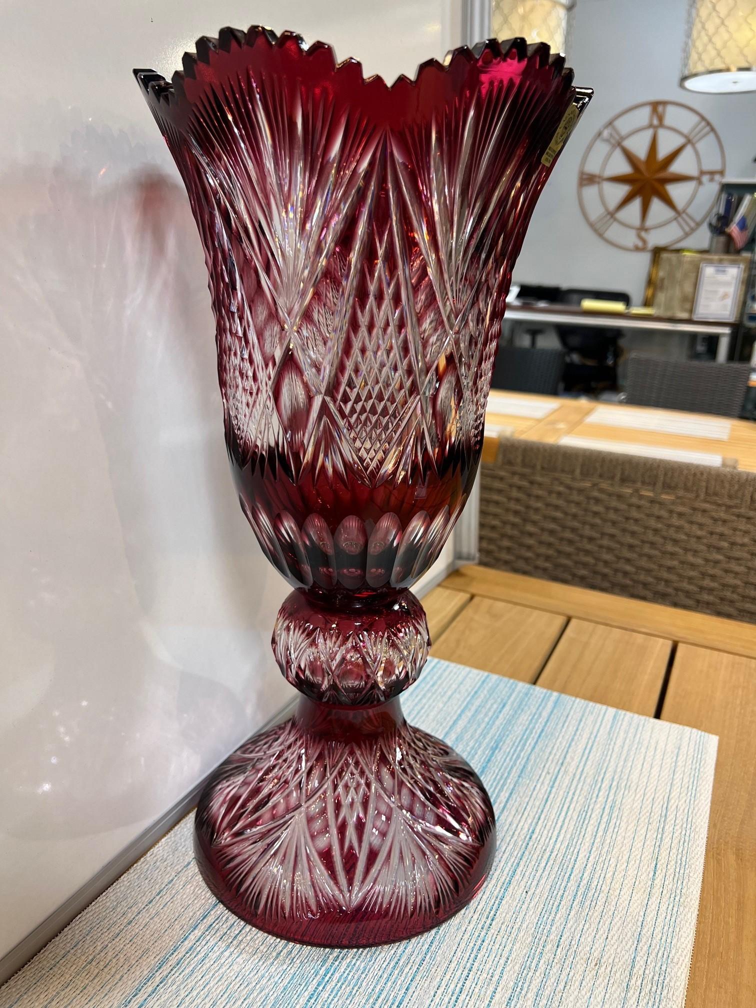 Jarrón alto con pedestal de cristal de plomo tallado a mano, Compota de Caesar Crystal Bohemiae Co. Checo en venta