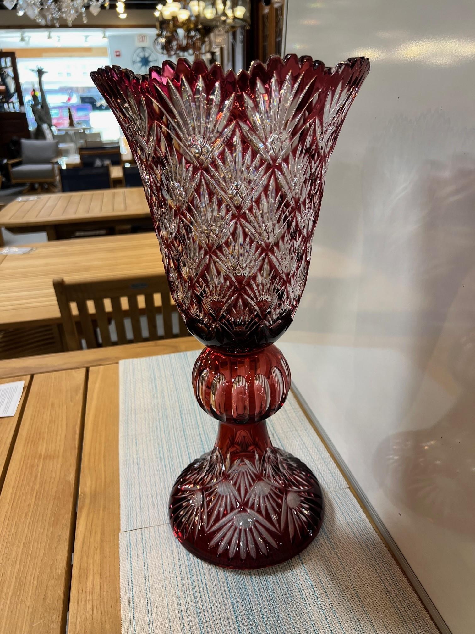 Tchèque Grand vase à piédestal en cristal de plomb taillé à la main, compote Caesar Crystal Bohemiae Co. en vente