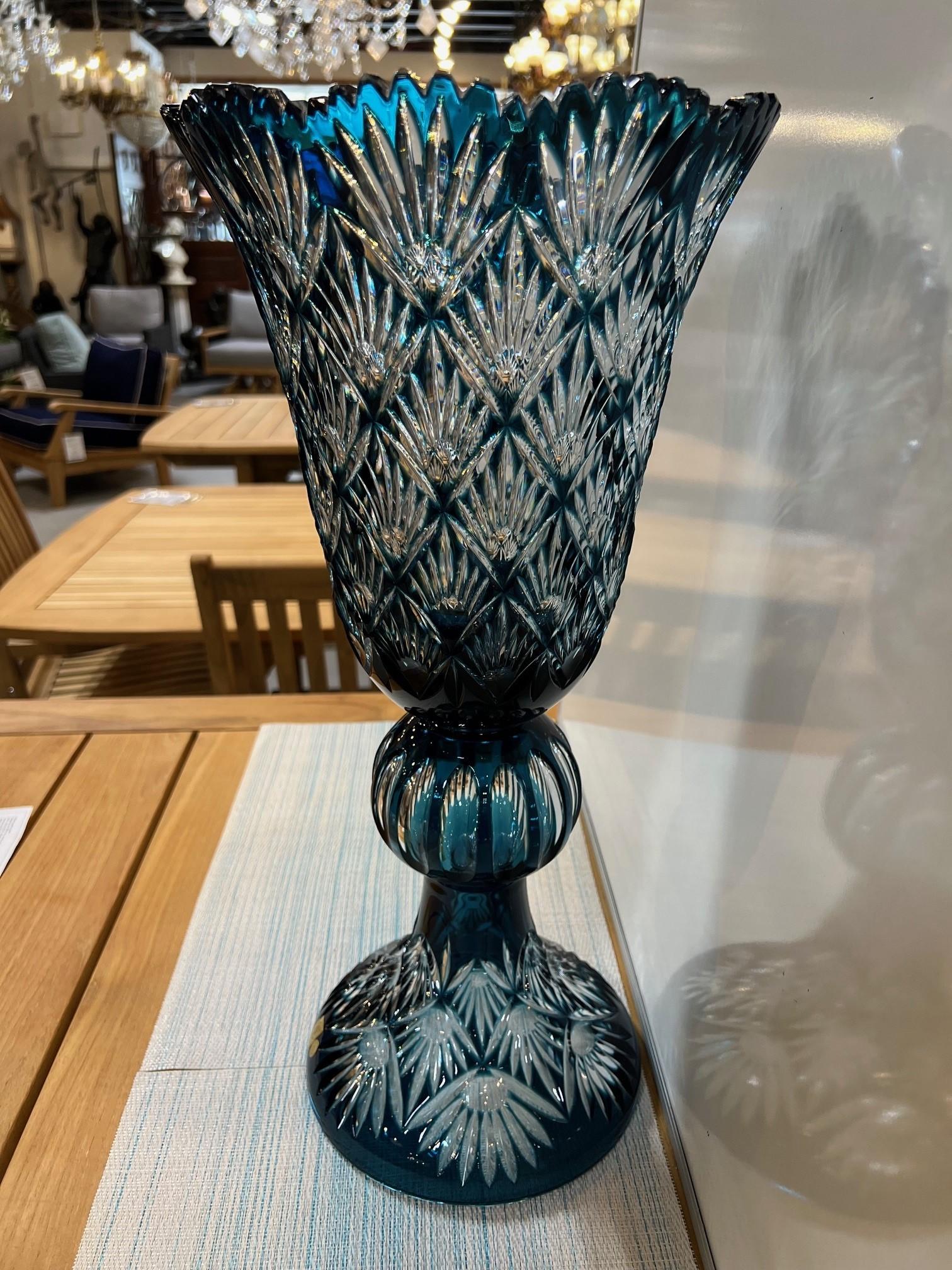Tchèque Grand vase à piédestal en cristal de plomb taillé à la main, compote Caesar Crystal Bohemiae Co. en vente