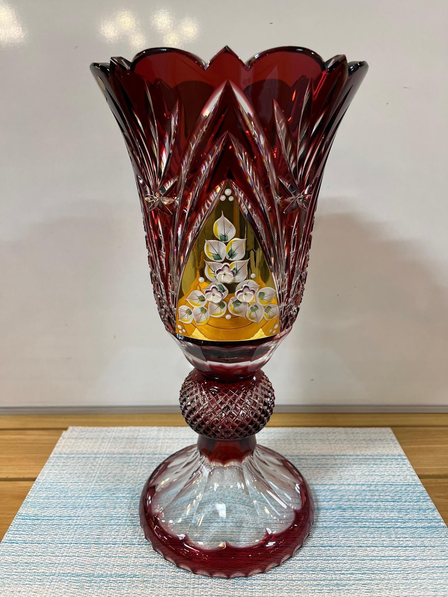 Tchèque Grand vase à piédestal en cristal de plomb taillé à la main, compote Caesar Crystal Bohemiae Co. en vente