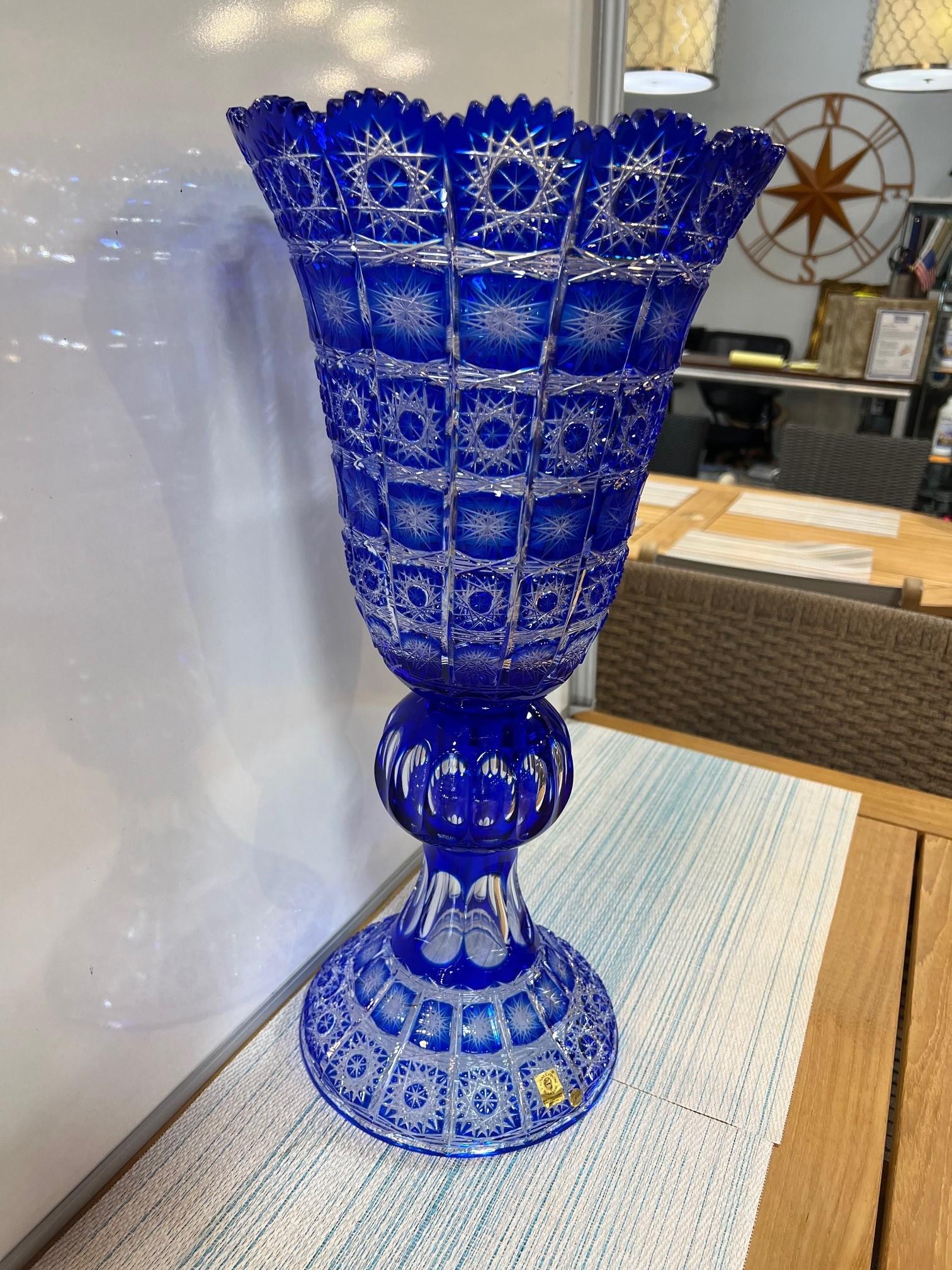 Grand vase à piédestal en cristal de plomb taillé à la main, compote Caesar Crystal Bohemiae Co. Excellent état - En vente à Stamford, CT