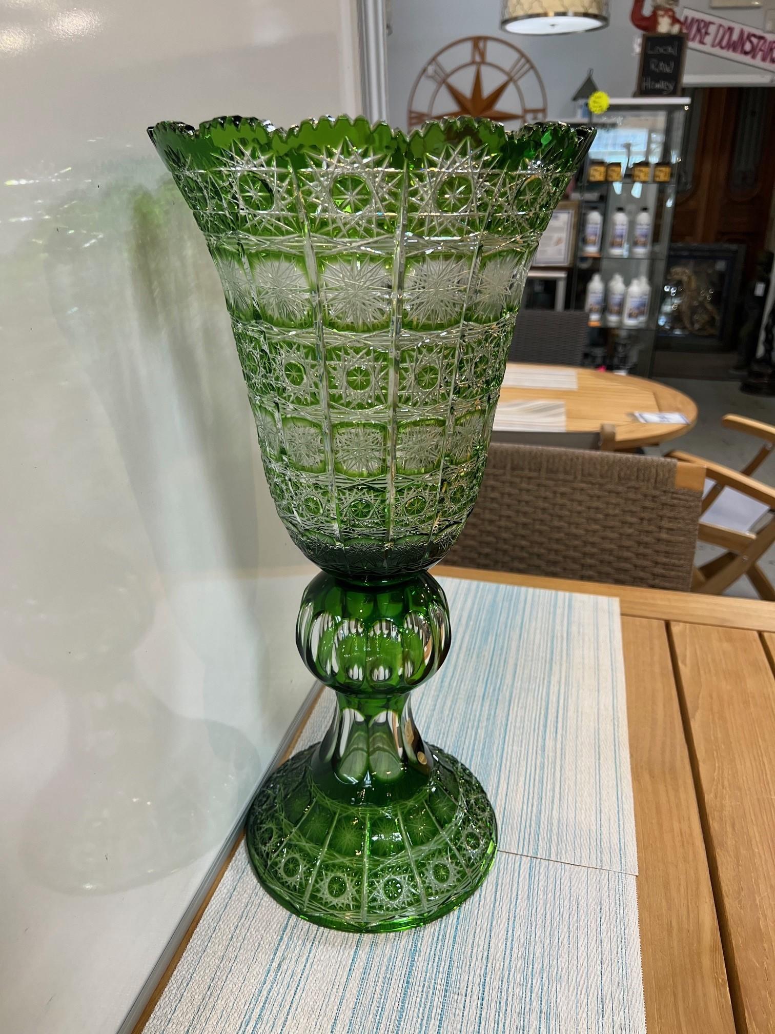 Grand vase à piédestal en cristal de plomb taillé à la main, compote Caesar Crystal Bohemiae Co. Excellent état - En vente à Stamford, CT