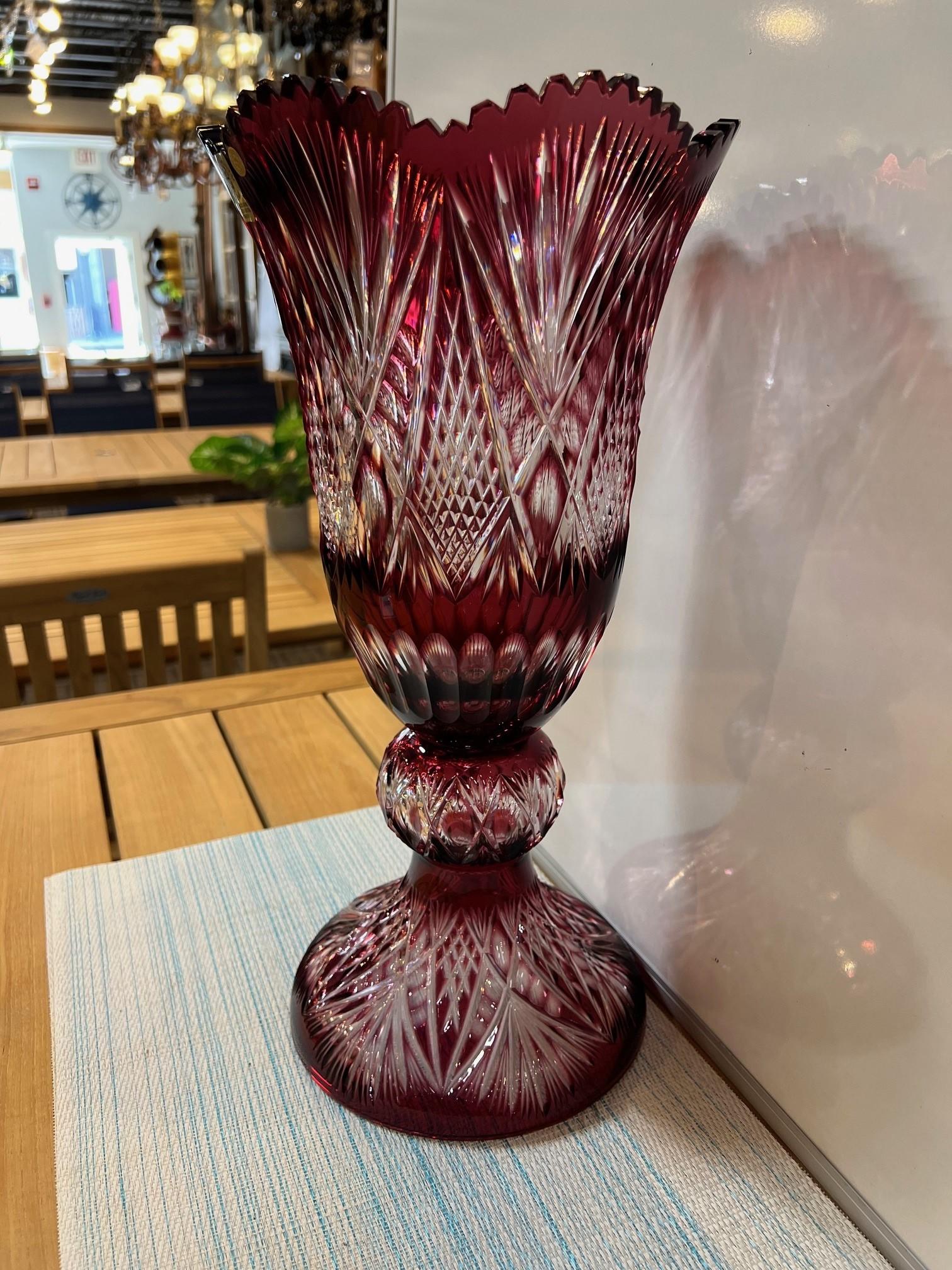 Jarrón alto con pedestal de cristal de plomo tallado a mano, Compota de Caesar Crystal Bohemiae Co. en Excelente estado para la venta en Stamford, CT