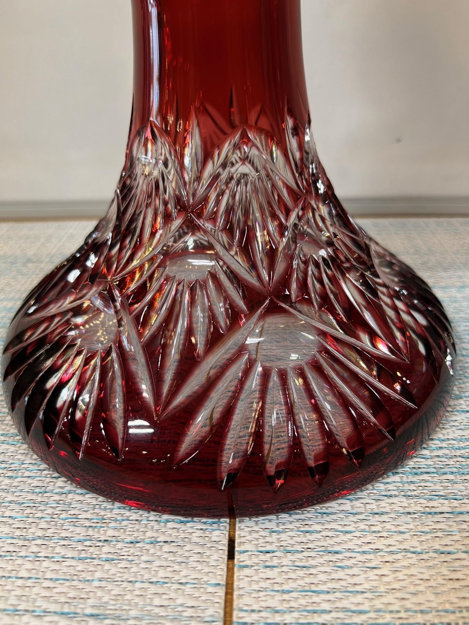 Grand vase à piédestal en cristal de plomb taillé à la main, compote Caesar Crystal Bohemiae Co. Excellent état - En vente à Stamford, CT