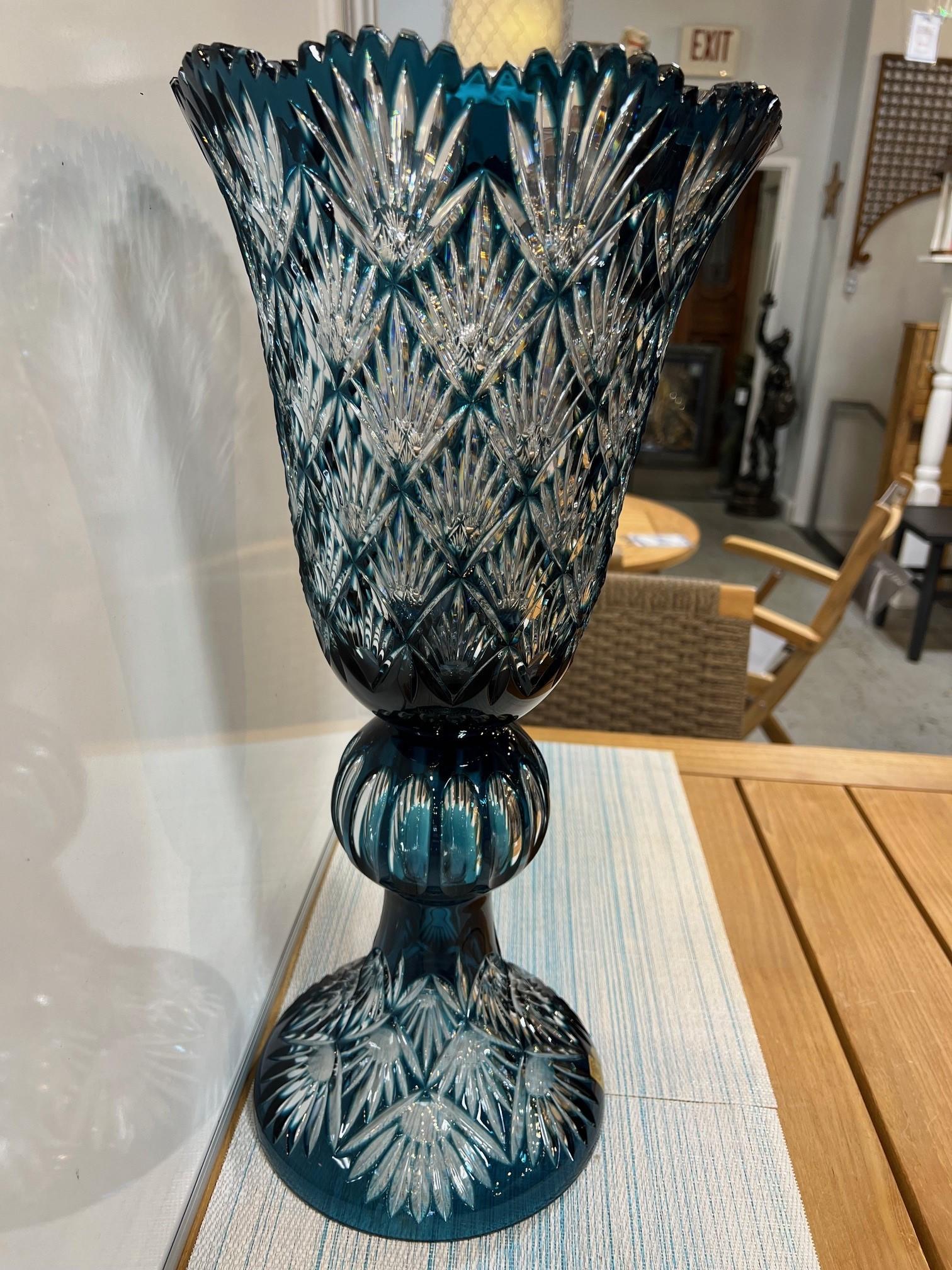 Grand vase à piédestal en cristal de plomb taillé à la main, compote Caesar Crystal Bohemiae Co. Excellent état - En vente à Stamford, CT