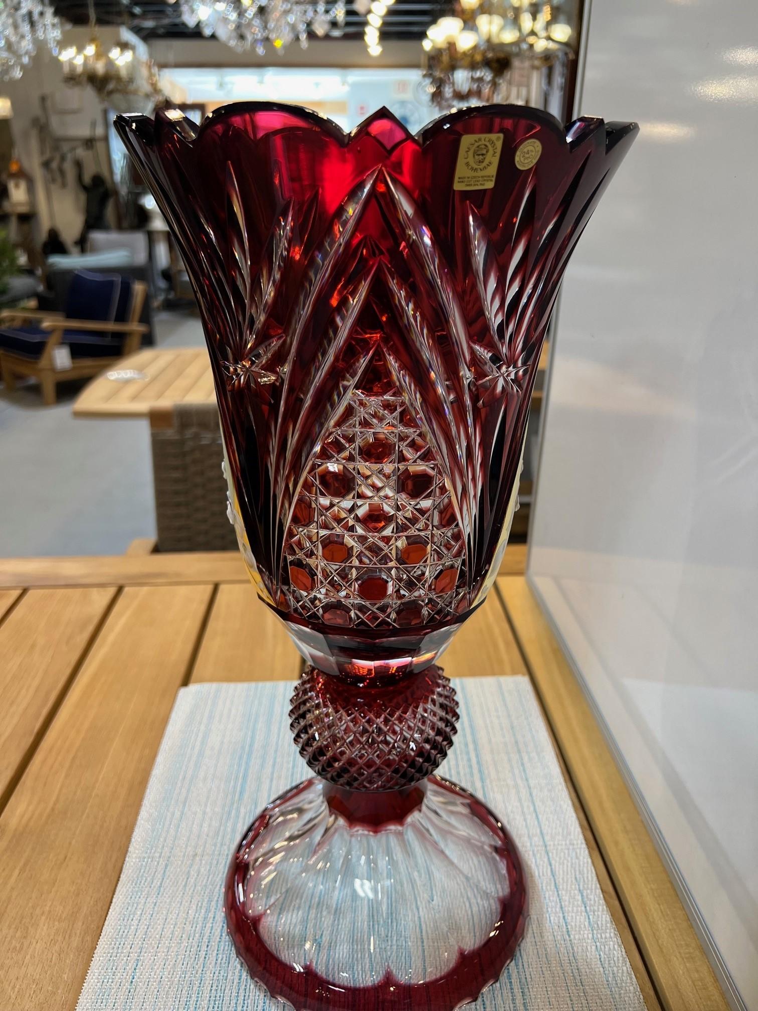 Grand vase à piédestal en cristal de plomb taillé à la main, compote Caesar Crystal Bohemiae Co. Excellent état - En vente à Stamford, CT