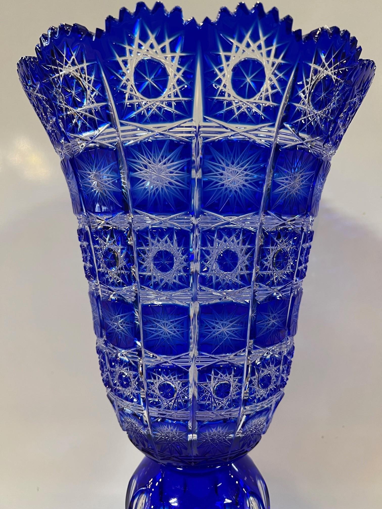 20ième siècle Grand vase à piédestal en cristal de plomb taillé à la main, compote Caesar Crystal Bohemiae Co. en vente