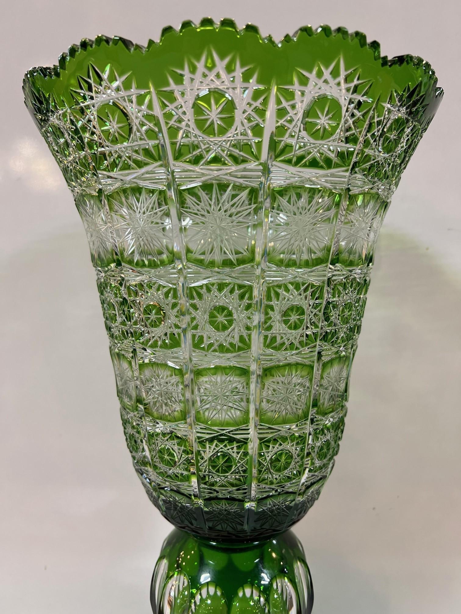 20ième siècle Grand vase à piédestal en cristal de plomb taillé à la main, compote Caesar Crystal Bohemiae Co. en vente