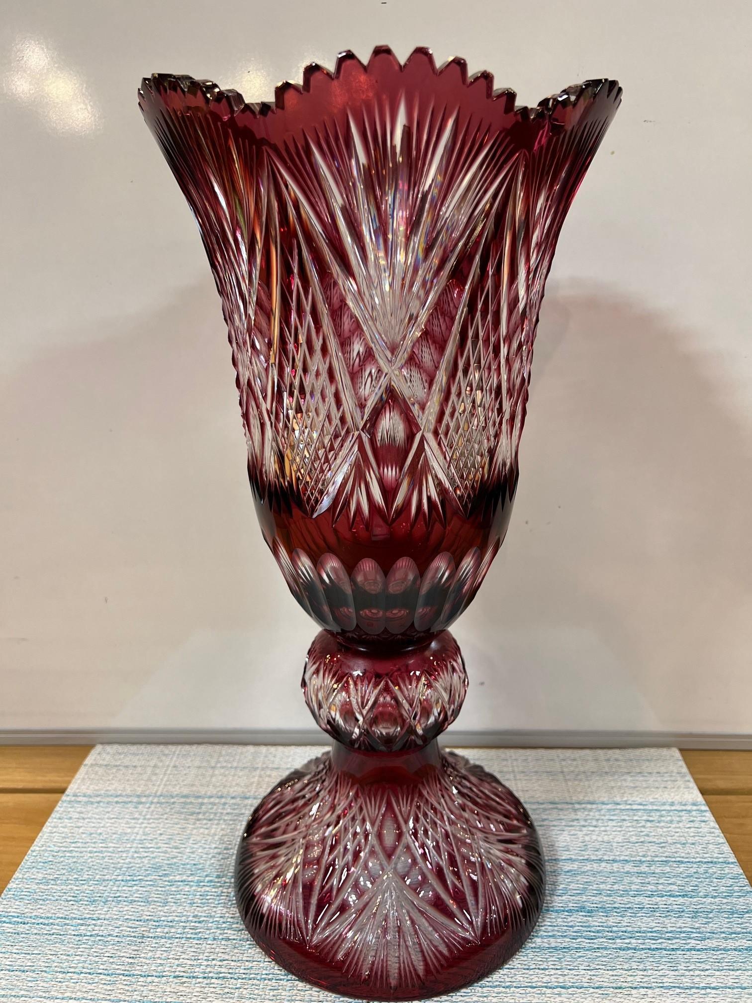 Jarrón alto con pedestal de cristal de plomo tallado a mano, Compota de Caesar Crystal Bohemiae Co. siglo XX en venta