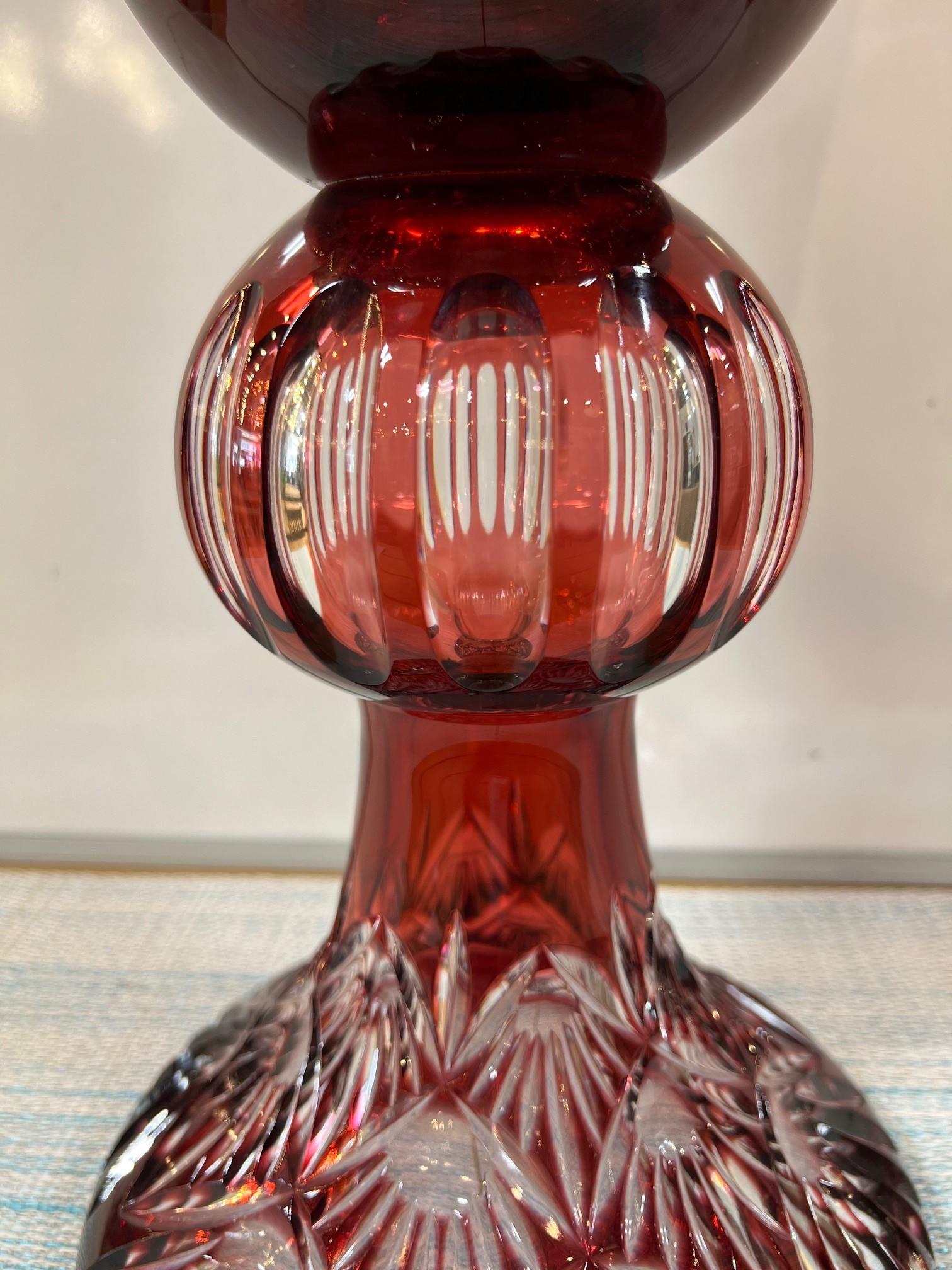 20ième siècle Grand vase à piédestal en cristal de plomb taillé à la main, compote Caesar Crystal Bohemiae Co. en vente