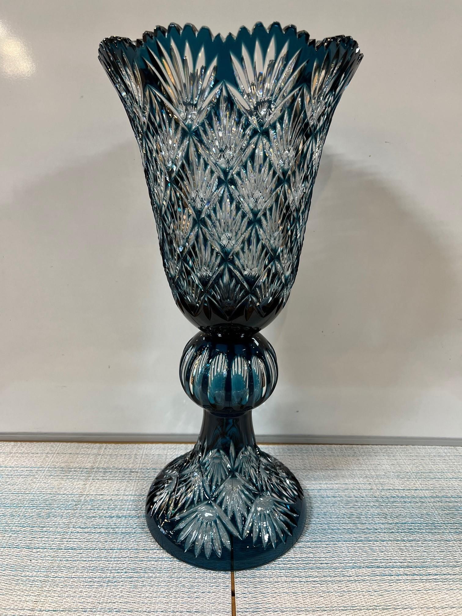 20ième siècle Grand vase à piédestal en cristal de plomb taillé à la main, compote Caesar Crystal Bohemiae Co. en vente
