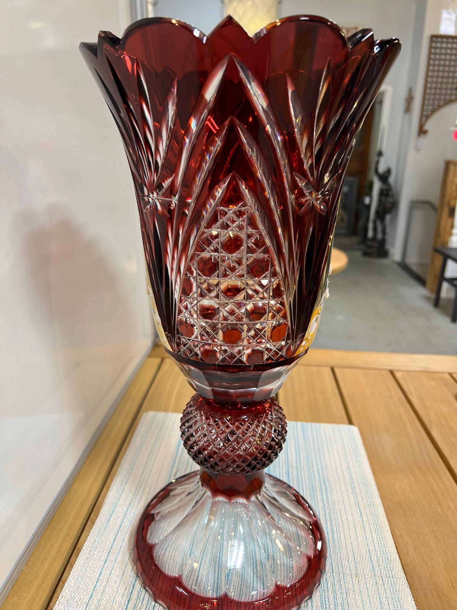 20ième siècle Grand vase à piédestal en cristal de plomb taillé à la main, compote Caesar Crystal Bohemiae Co. en vente
