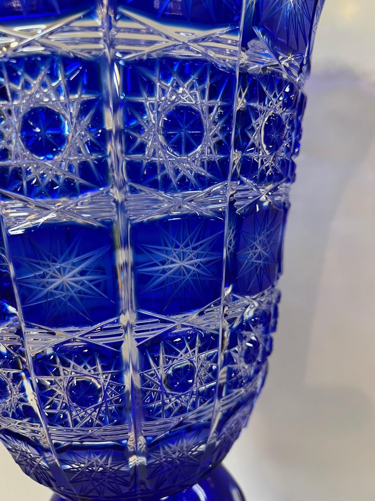 Cristal Grand vase à piédestal en cristal de plomb taillé à la main, compote Caesar Crystal Bohemiae Co. en vente