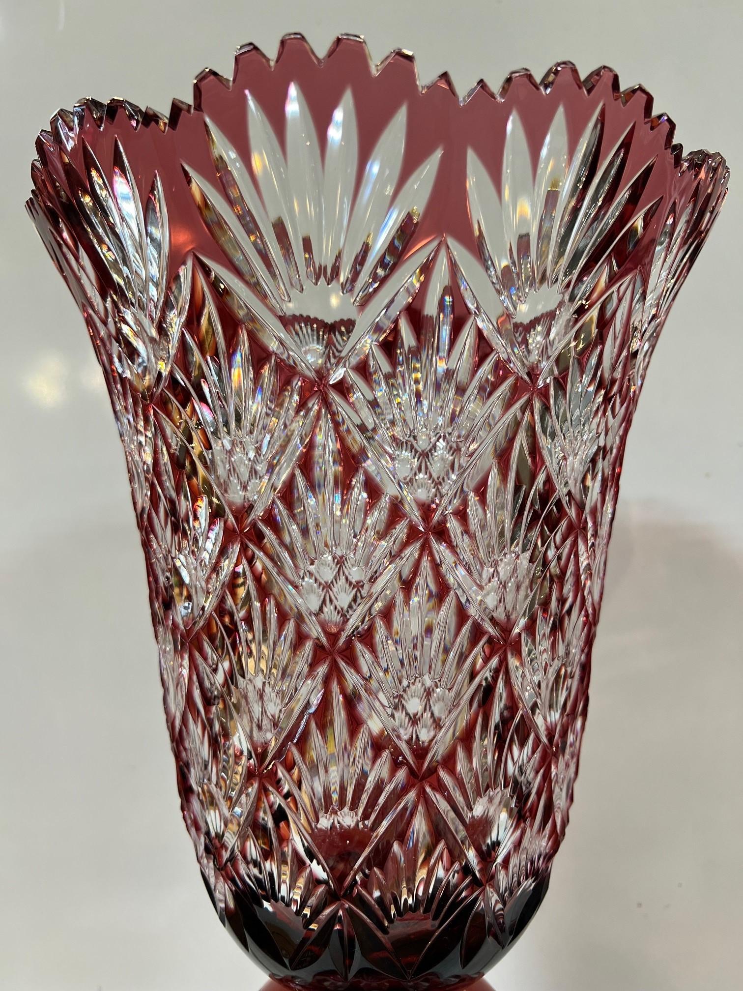 Cristal Grand vase à piédestal en cristal de plomb taillé à la main, compote Caesar Crystal Bohemiae Co. en vente
