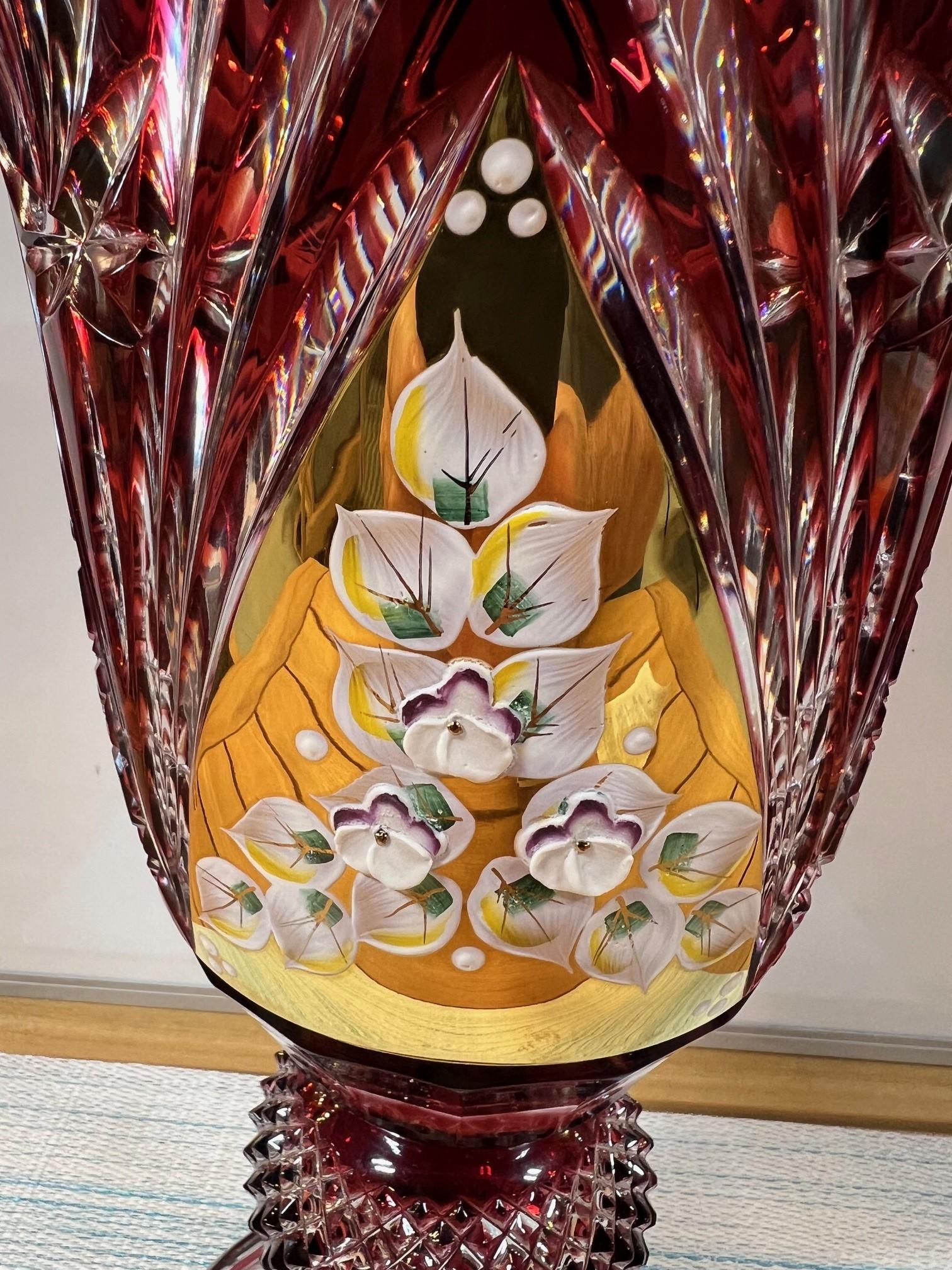 Cristal Grand vase à piédestal en cristal de plomb taillé à la main, compote Caesar Crystal Bohemiae Co. en vente