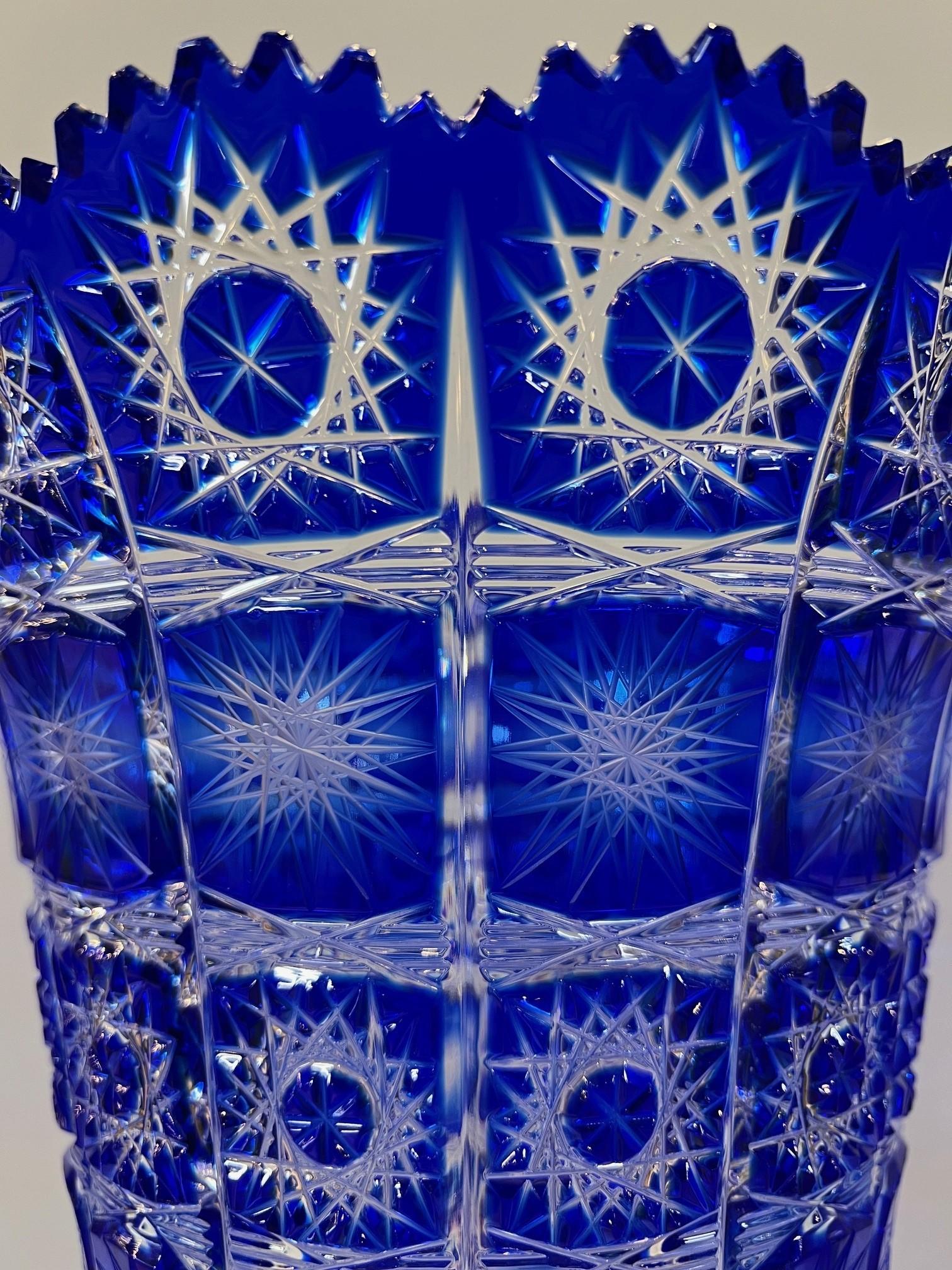 Grand vase à piédestal en cristal de plomb taillé à la main, compote Caesar Crystal Bohemiae Co. en vente 1