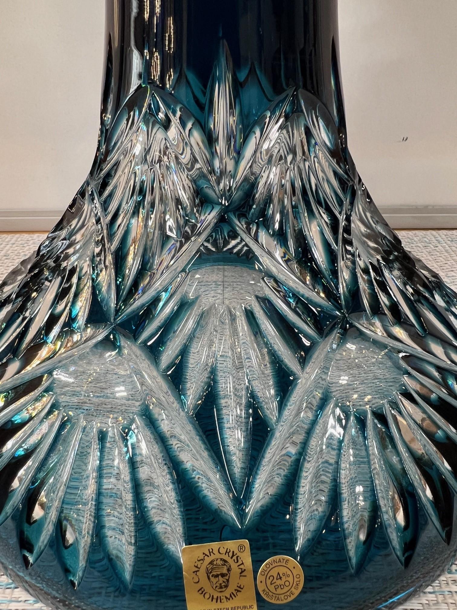 Grand vase à piédestal en cristal de plomb taillé à la main, compote Caesar Crystal Bohemiae Co. en vente 1