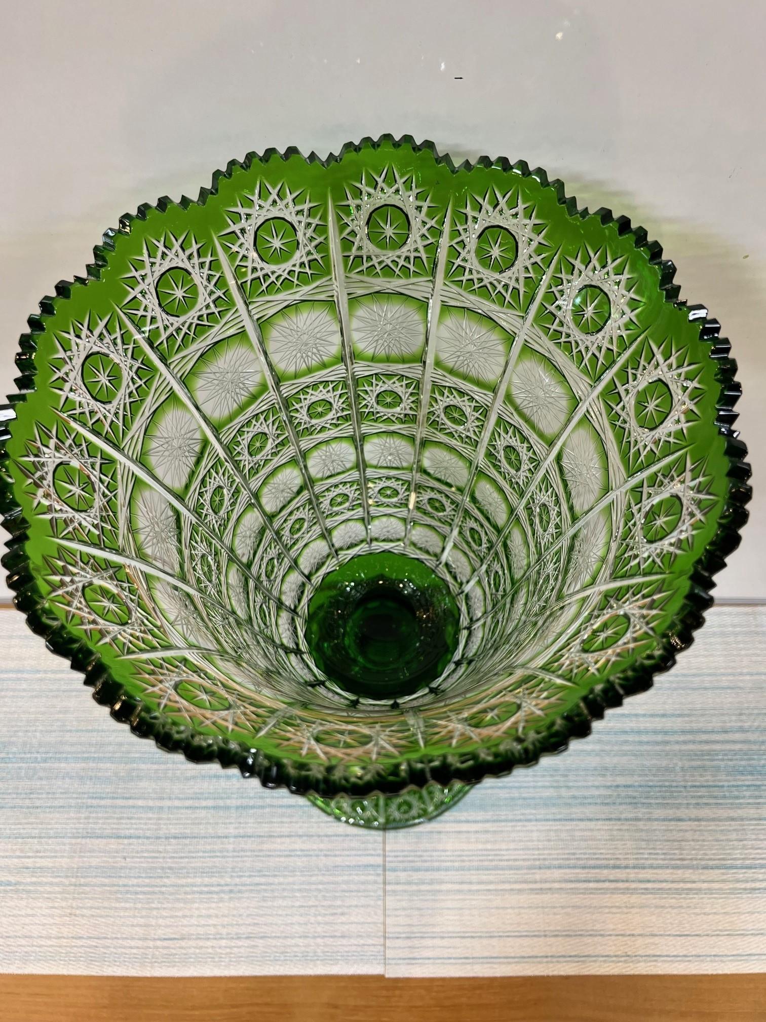 Grand vase à piédestal en cristal de plomb taillé à la main, compote Caesar Crystal Bohemiae Co. en vente 2