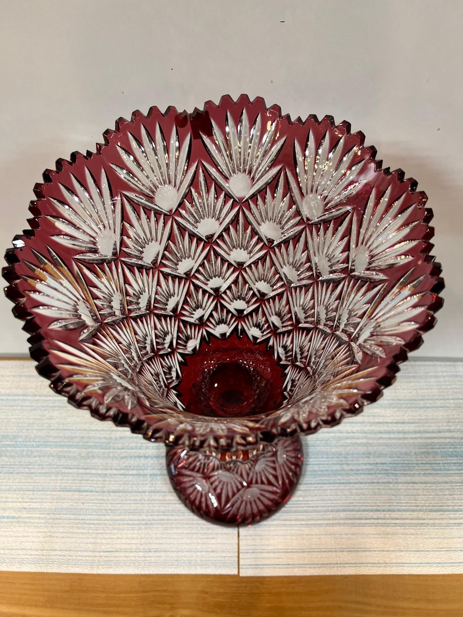Grand vase à piédestal en cristal de plomb taillé à la main, compote Caesar Crystal Bohemiae Co. en vente 2