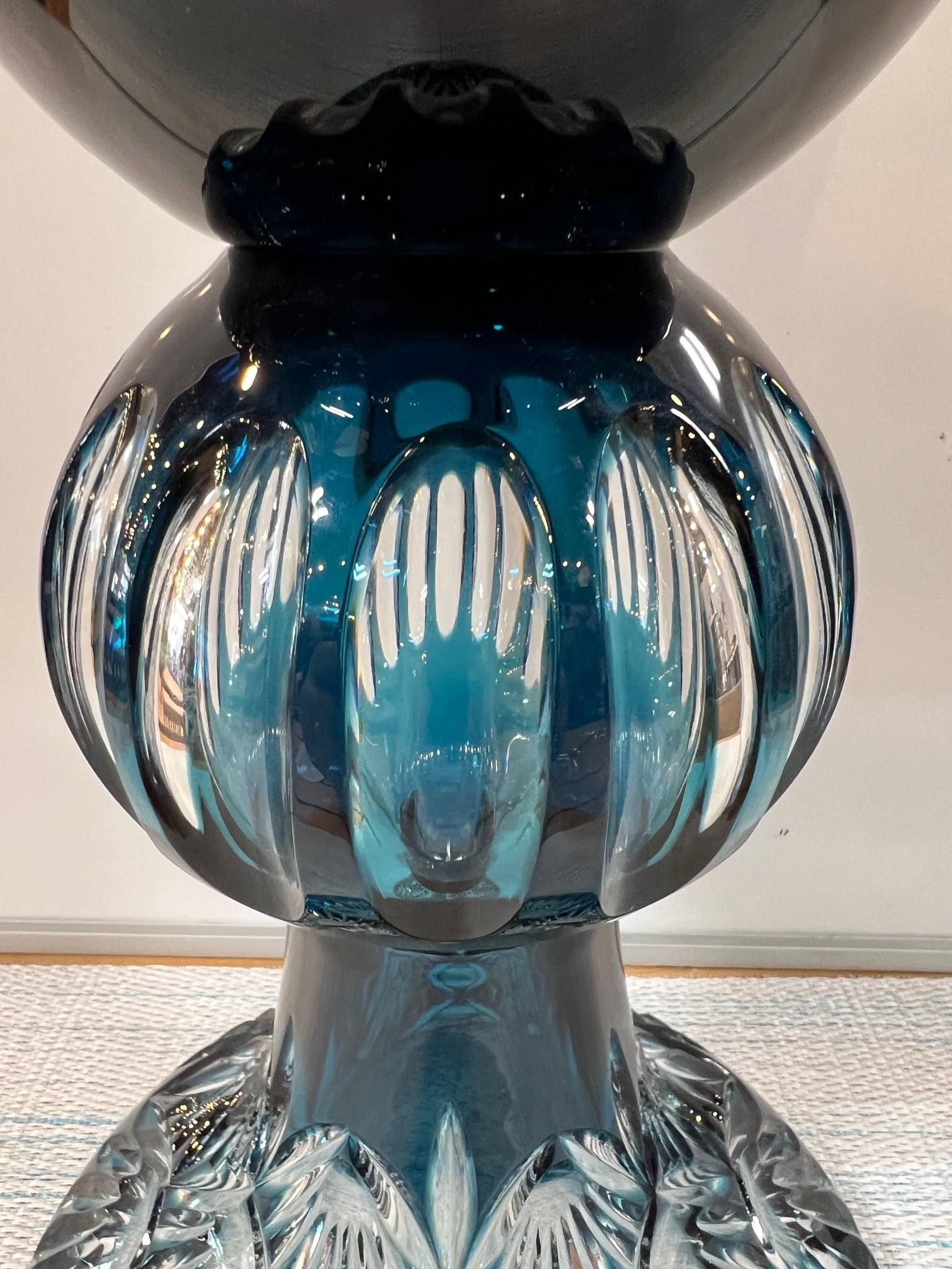 Grand vase à piédestal en cristal de plomb taillé à la main, compote Caesar Crystal Bohemiae Co. en vente 2