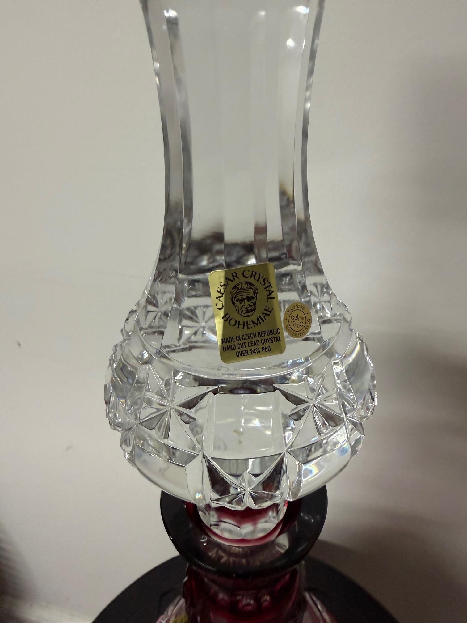 Decantador alto rojo rubí de cristal de plomo tallado a mano de Caesar Crystal Bohemiae Co. en venta 4