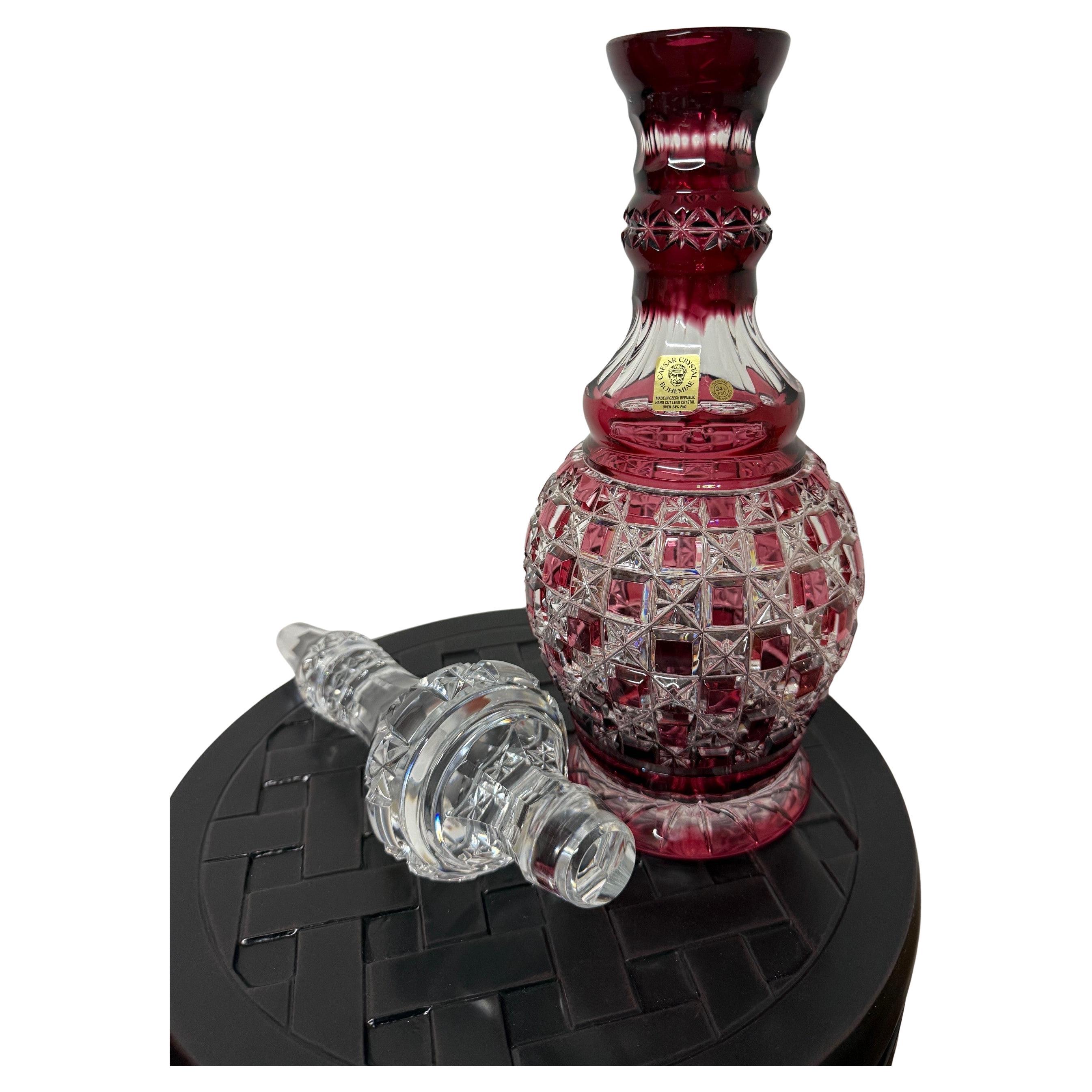 Decantador alto rojo rubí de cristal de plomo tallado a mano de Caesar Crystal Bohemiae Co. en venta 7
