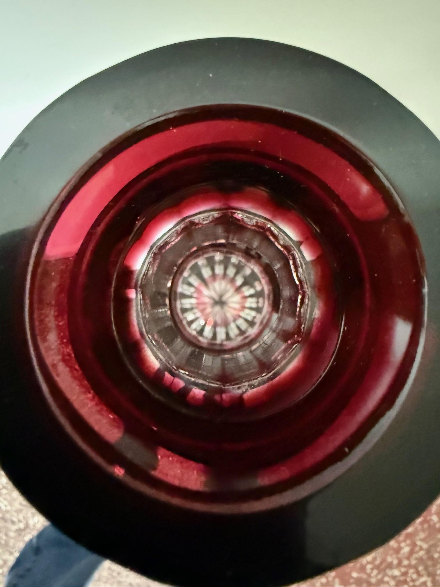 Decantador alto rojo rubí de cristal de plomo tallado a mano de Caesar Crystal Bohemiae Co. en venta 9