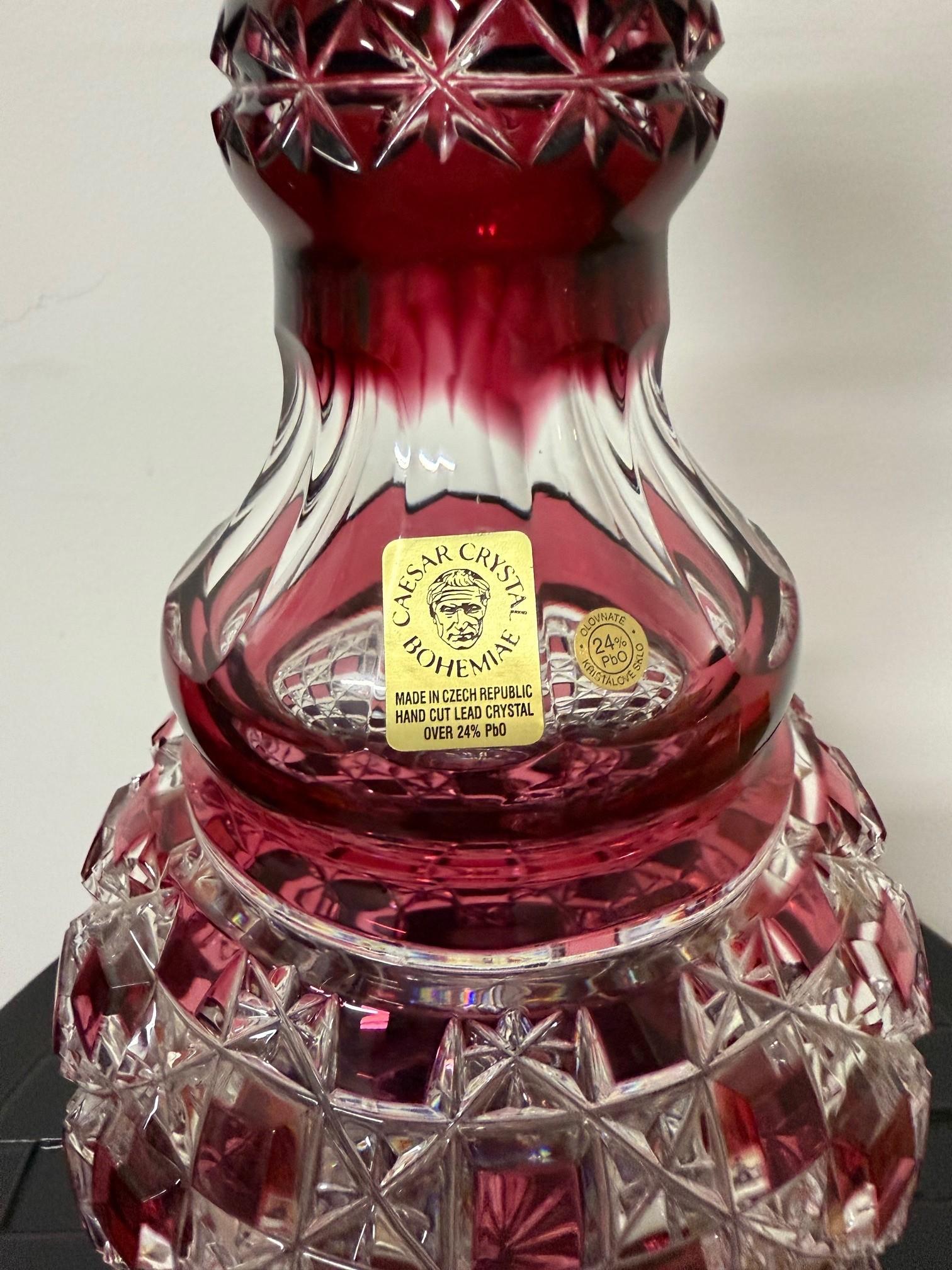 Decantador alto rojo rubí de cristal de plomo tallado a mano de Caesar Crystal Bohemiae Co. en venta 11