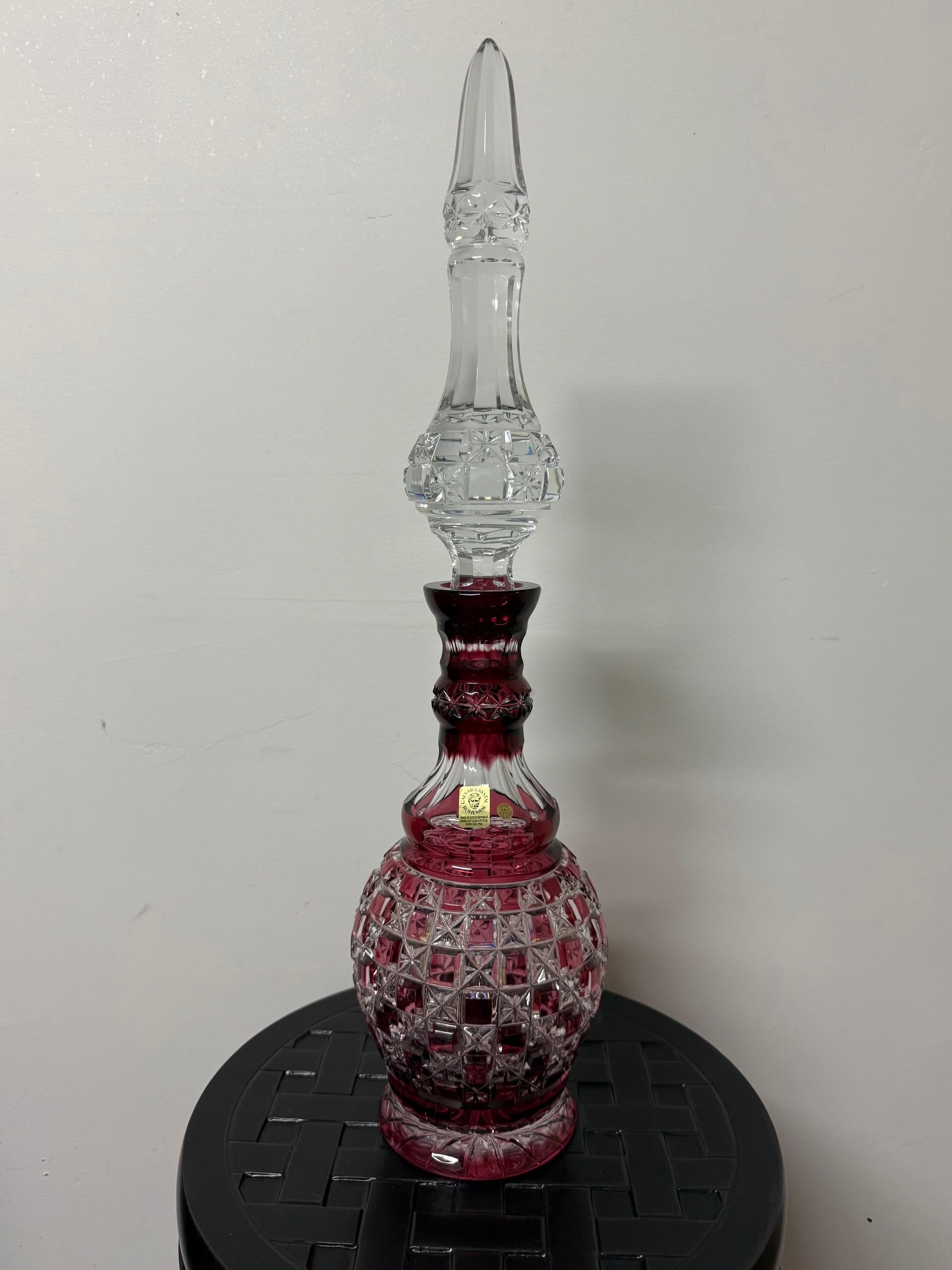 Impresionante decantador alto de cristal de plomo tallado a mano de color rojo rubí, creado como una obra de arte por las manos de los mejores vidrieros checos. La empresa Caesar Crystal de la República Checa lleva vendiendo piezas de cristal de