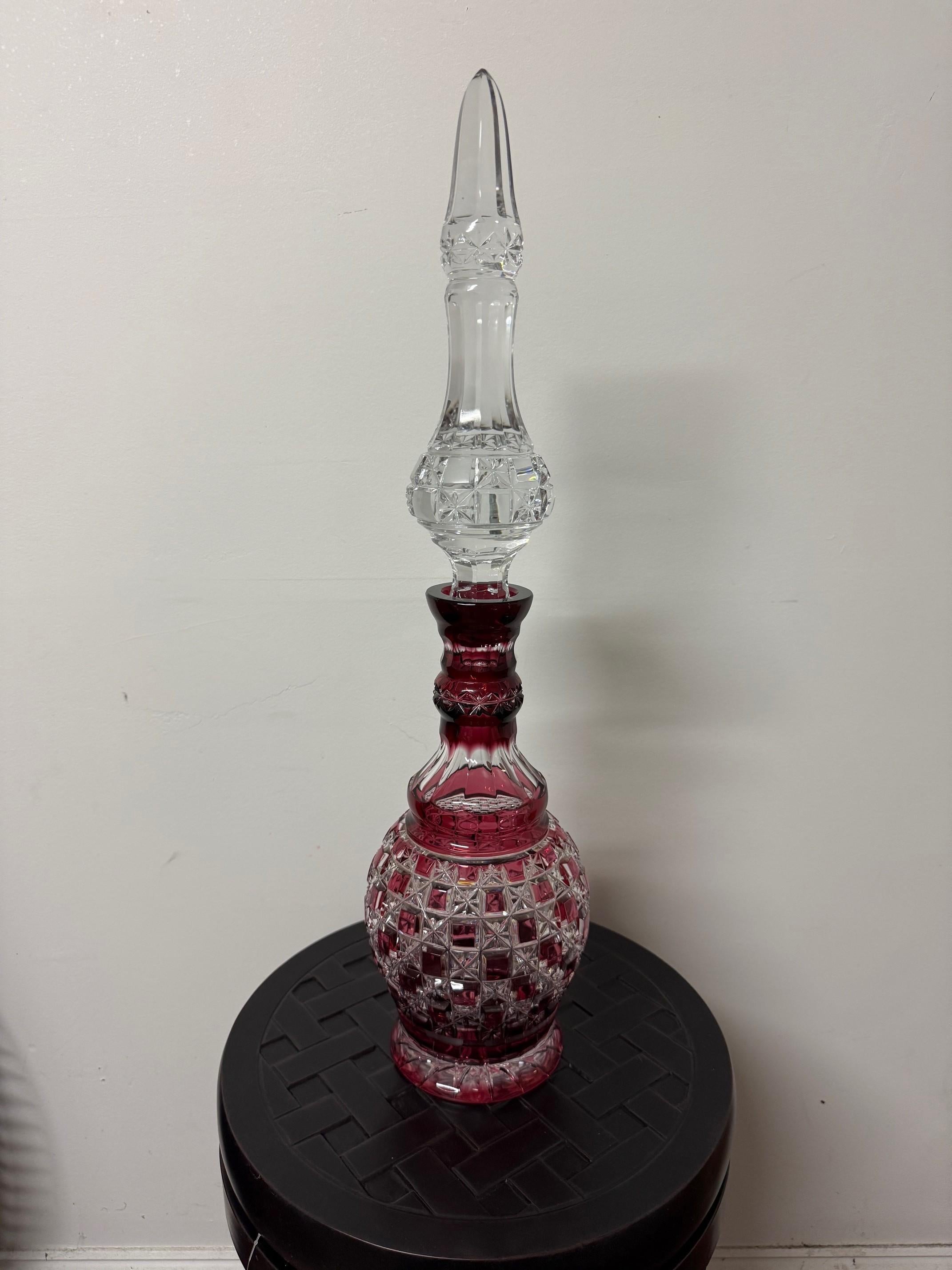 Decantador alto rojo rubí de cristal de plomo tallado a mano de Caesar Crystal Bohemiae Co. Checo en venta