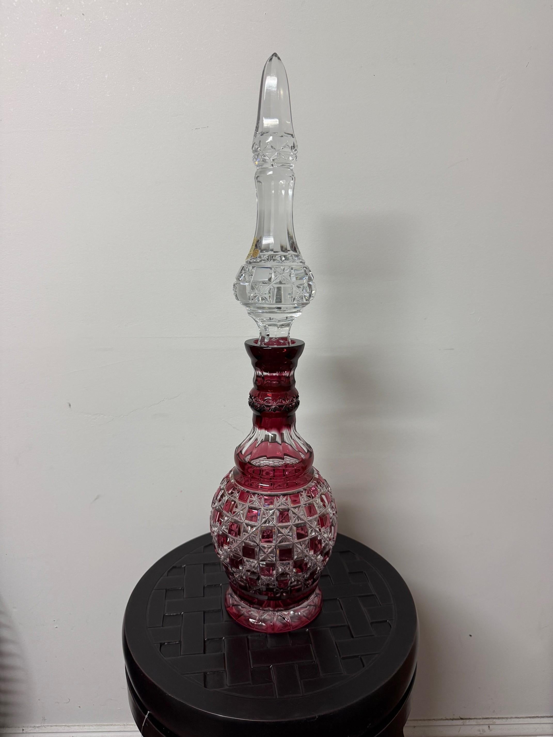 Decantador alto rojo rubí de cristal de plomo tallado a mano de Caesar Crystal Bohemiae Co. en Excelente estado para la venta en Stamford, CT