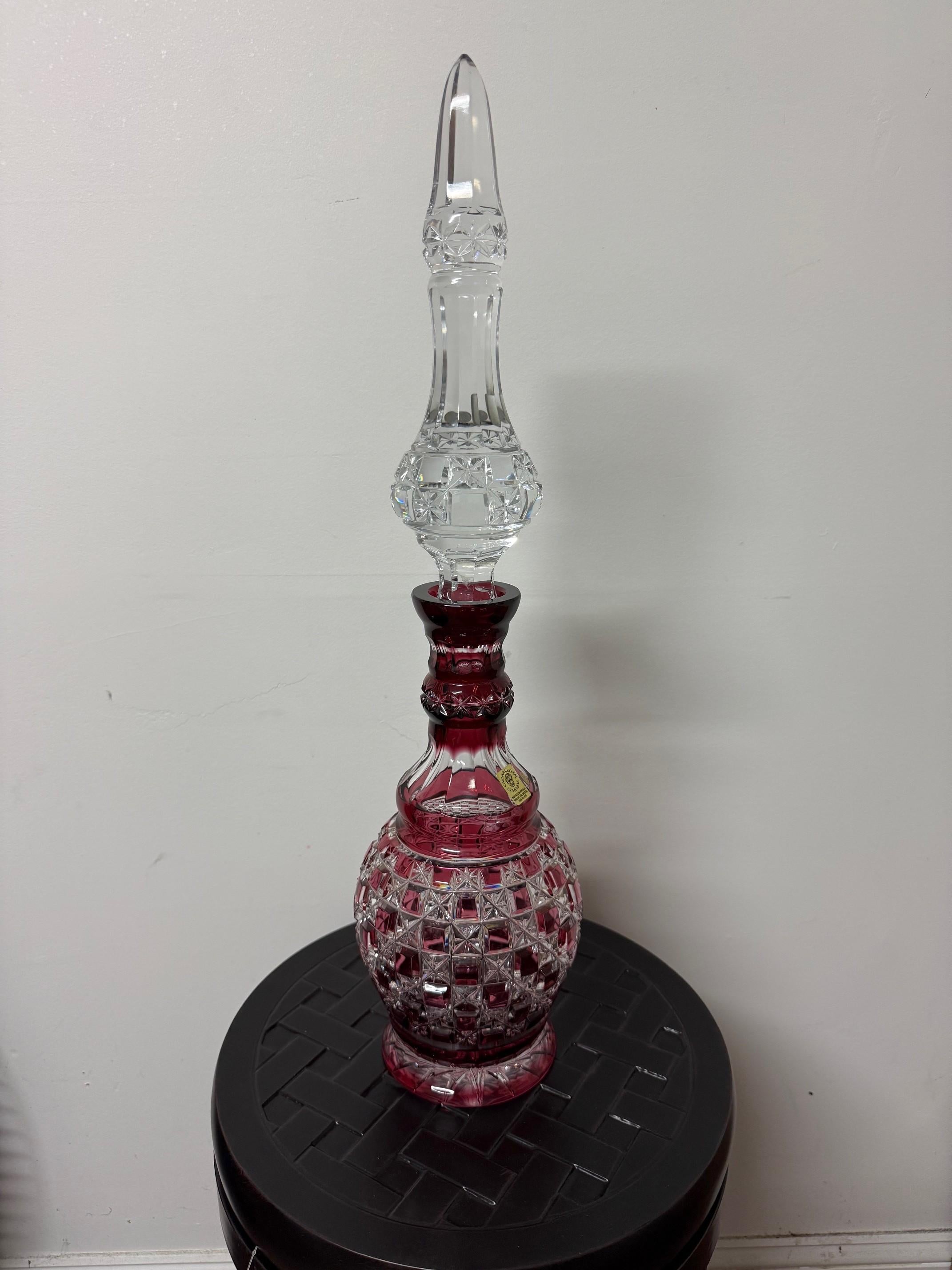 Decantador alto rojo rubí de cristal de plomo tallado a mano de Caesar Crystal Bohemiae Co. siglo XX en venta