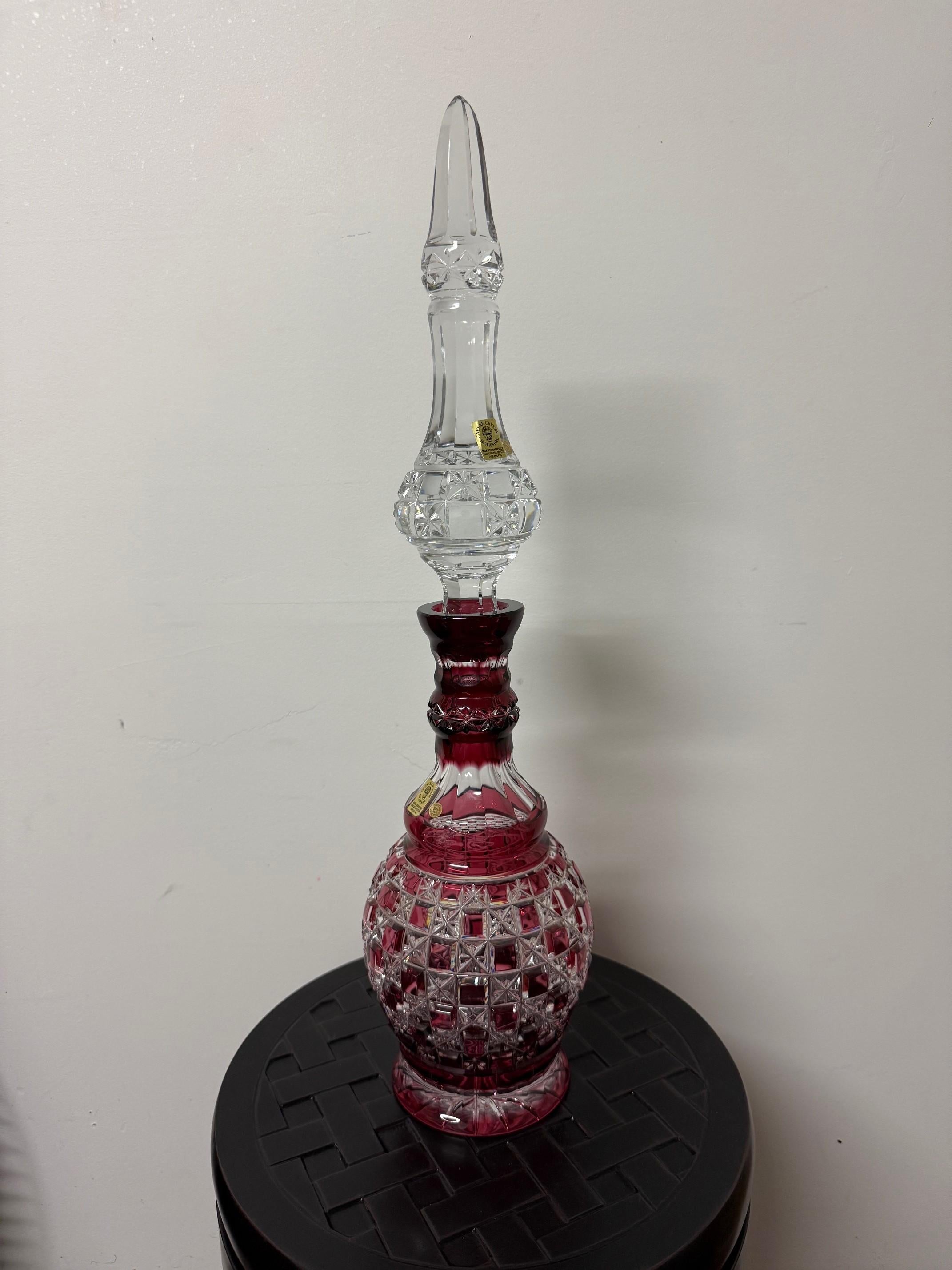 Decantador alto rojo rubí de cristal de plomo tallado a mano de Caesar Crystal Bohemiae Co. Cristal en venta