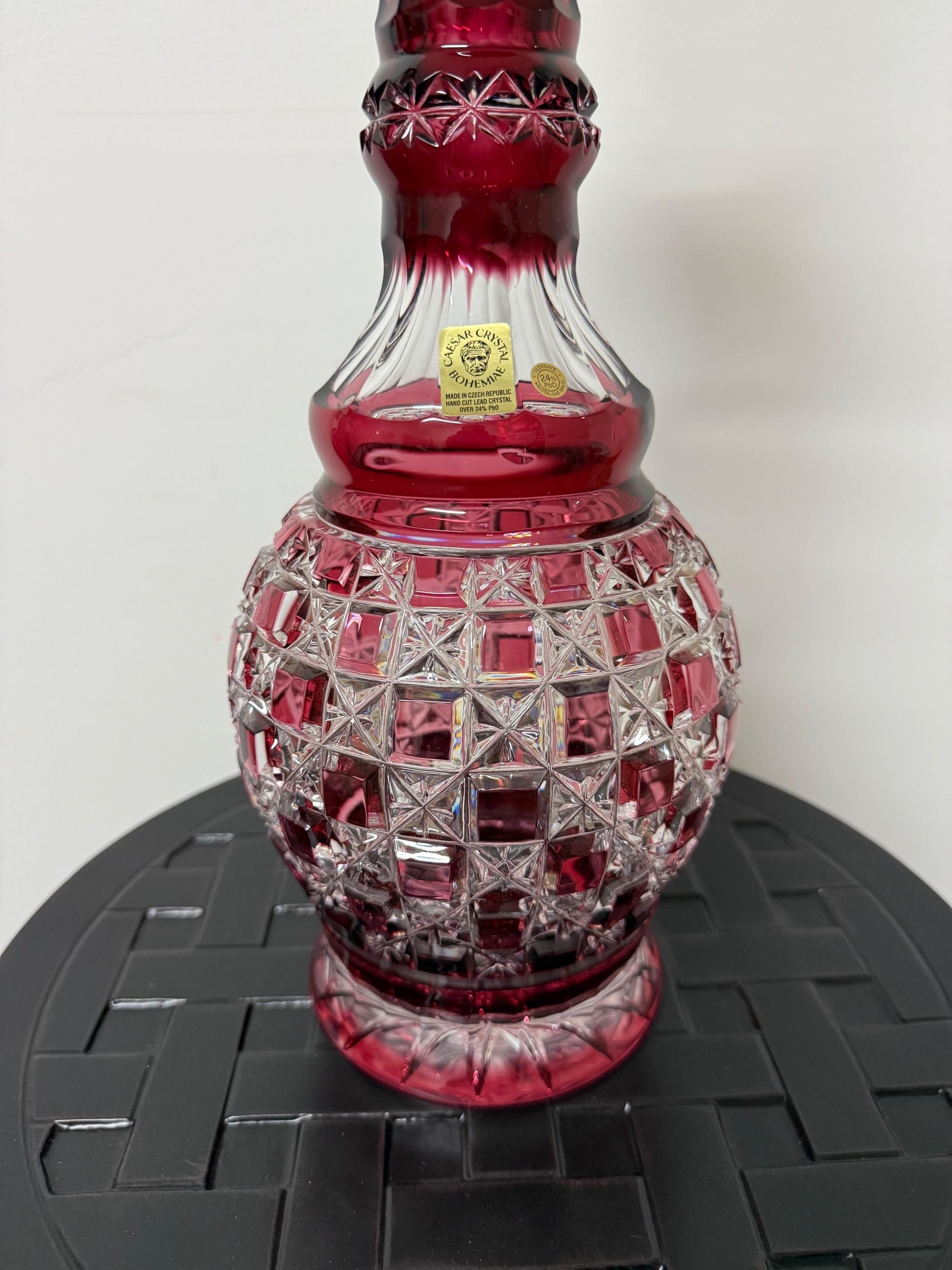 Decantador alto rojo rubí de cristal de plomo tallado a mano de Caesar Crystal Bohemiae Co. en venta 1
