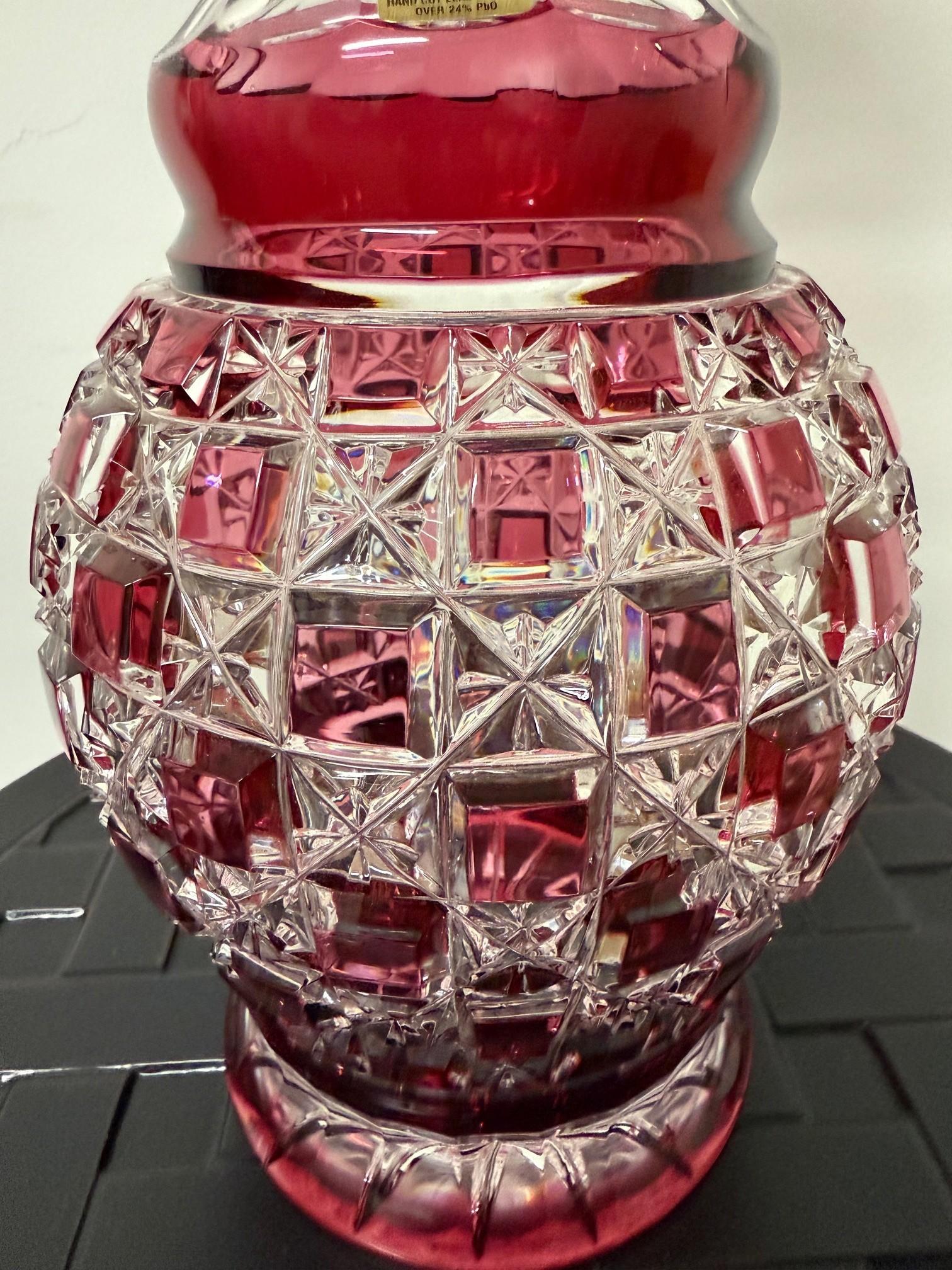Decantador alto rojo rubí de cristal de plomo tallado a mano de Caesar Crystal Bohemiae Co. en venta 2