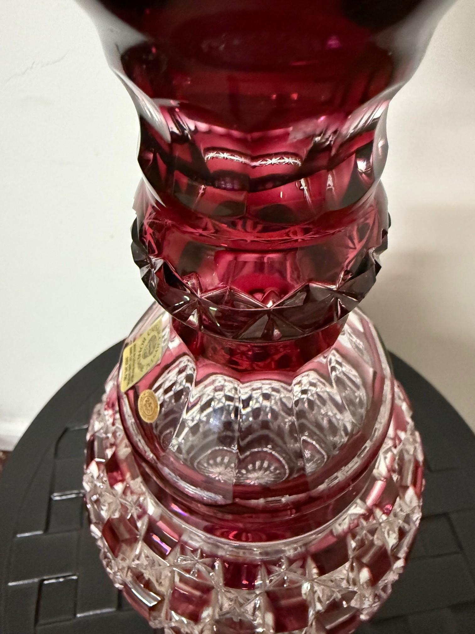 Decantador alto rojo rubí de cristal de plomo tallado a mano de Caesar Crystal Bohemiae Co. en venta 3