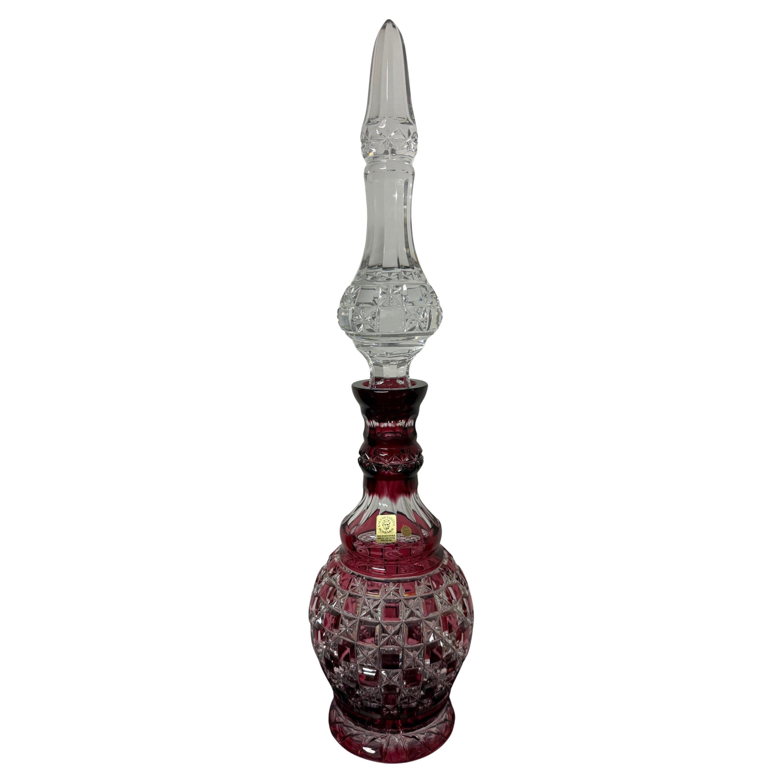 Decantador alto rojo rubí de cristal de plomo tallado a mano de Caesar Crystal Bohemiae Co. en venta